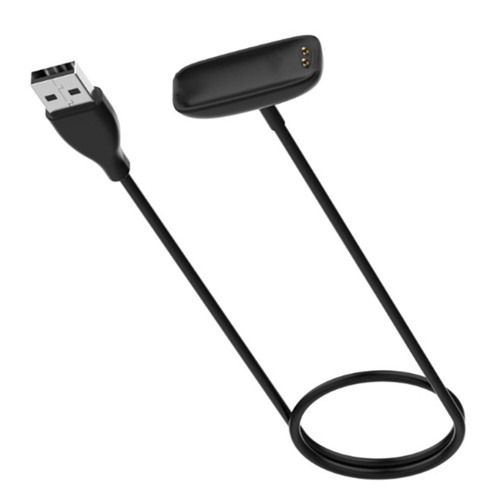 Ein schwarzes Ladekabel mit USB-Anschluss und einer Magnethalterung auf weißem Hintergrund.