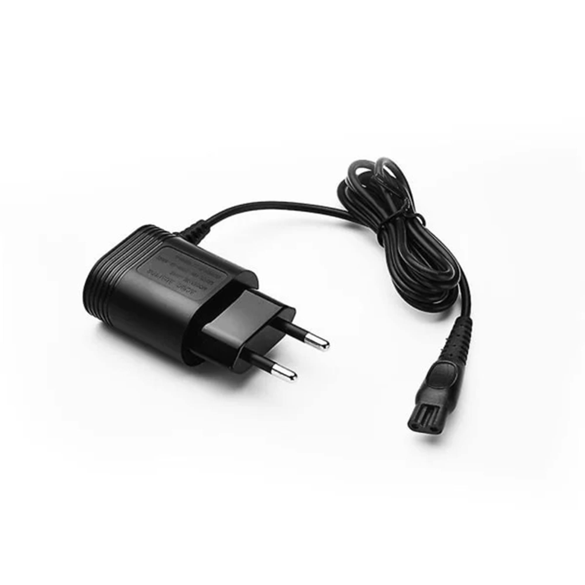 Ein schwarzer Netzadapter mit europäischem Stecker und aufgerolltem Kabel auf weißem Hintergrund.