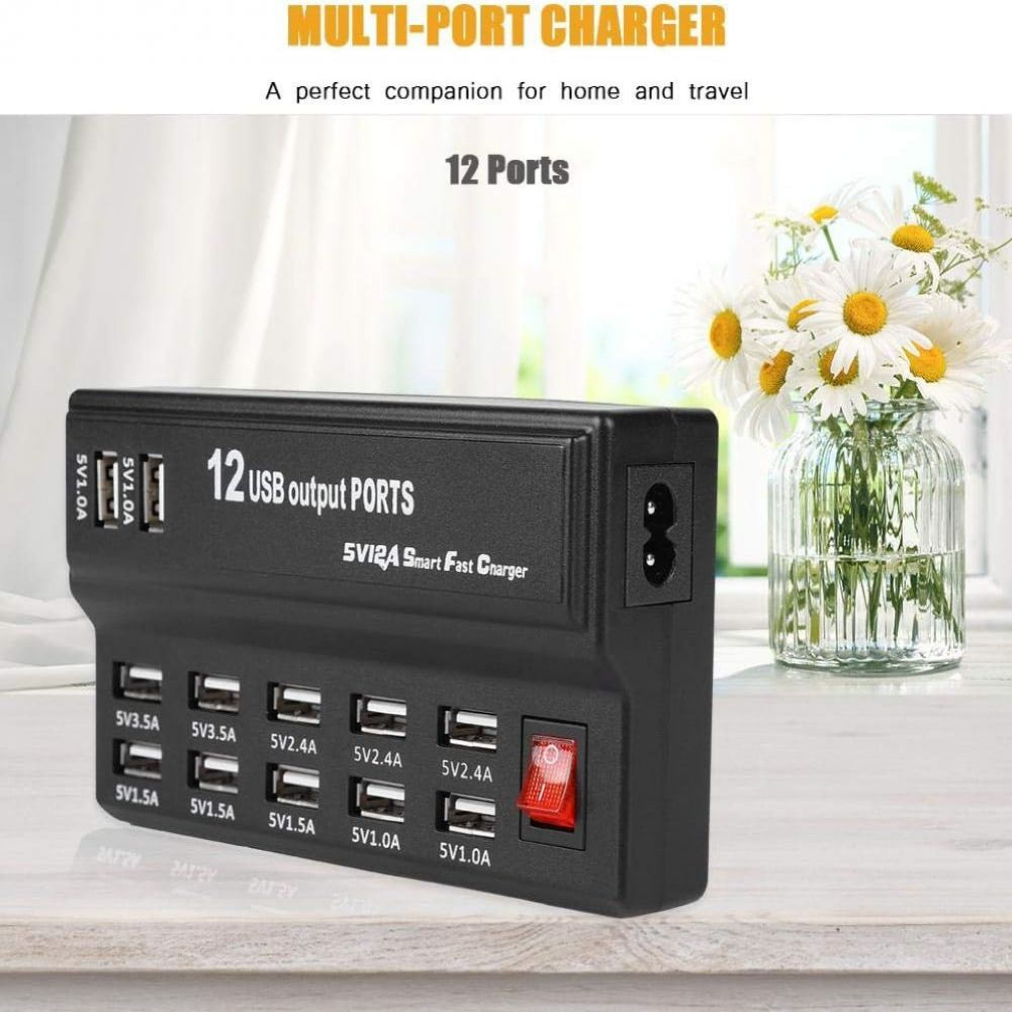 Ein schwarzes 12-Port USB-Ladegerät auf einem Tisch mit einer Glasvase mit Margeriten im Hintergrund.
