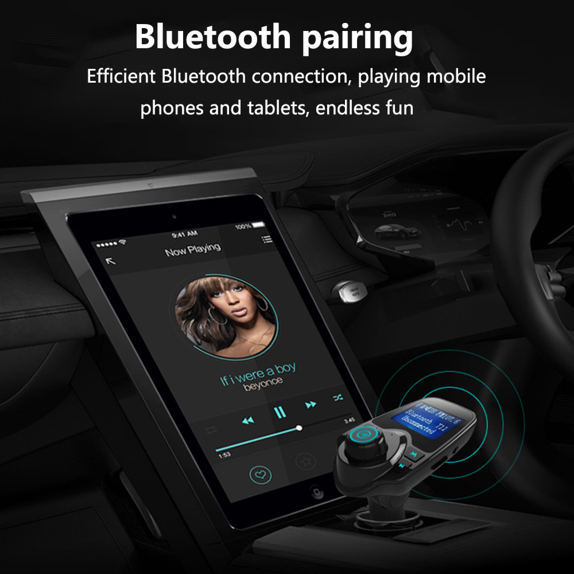 Ein Autoinnenraum mit eingestecktem Bluetooth-Sender und Musikplayer auf dem zentralen Bildschirm.