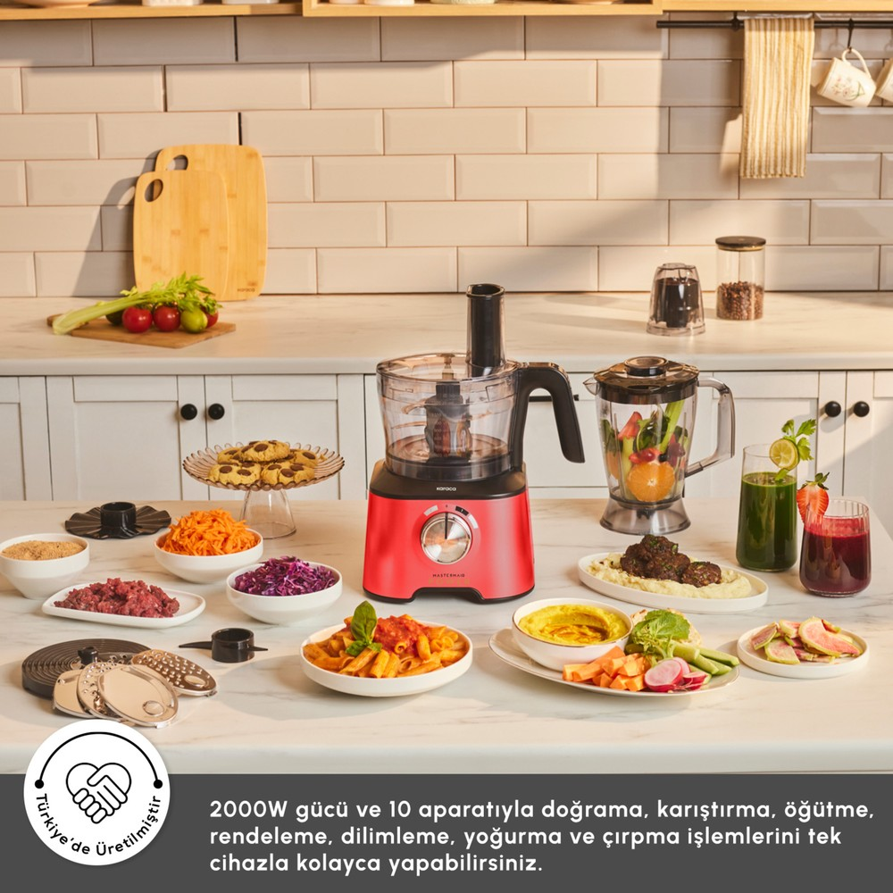 Mutfak tezgahında kırmızı mutfak robotu, etrafında yemek kaseleri, malzemeler ve bir blender var.