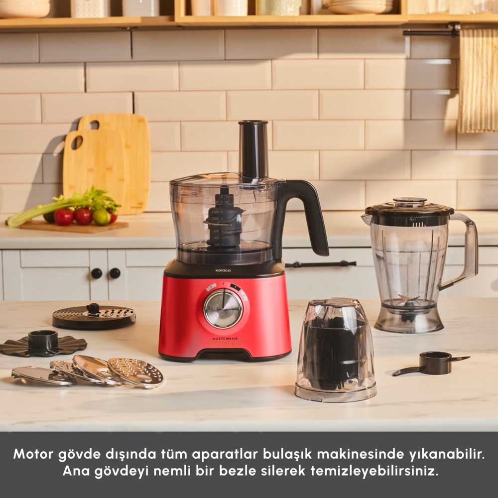 Mutfak tezgahında aksesuarları ve blenderı bulunan kırmızı mutfak robotu.