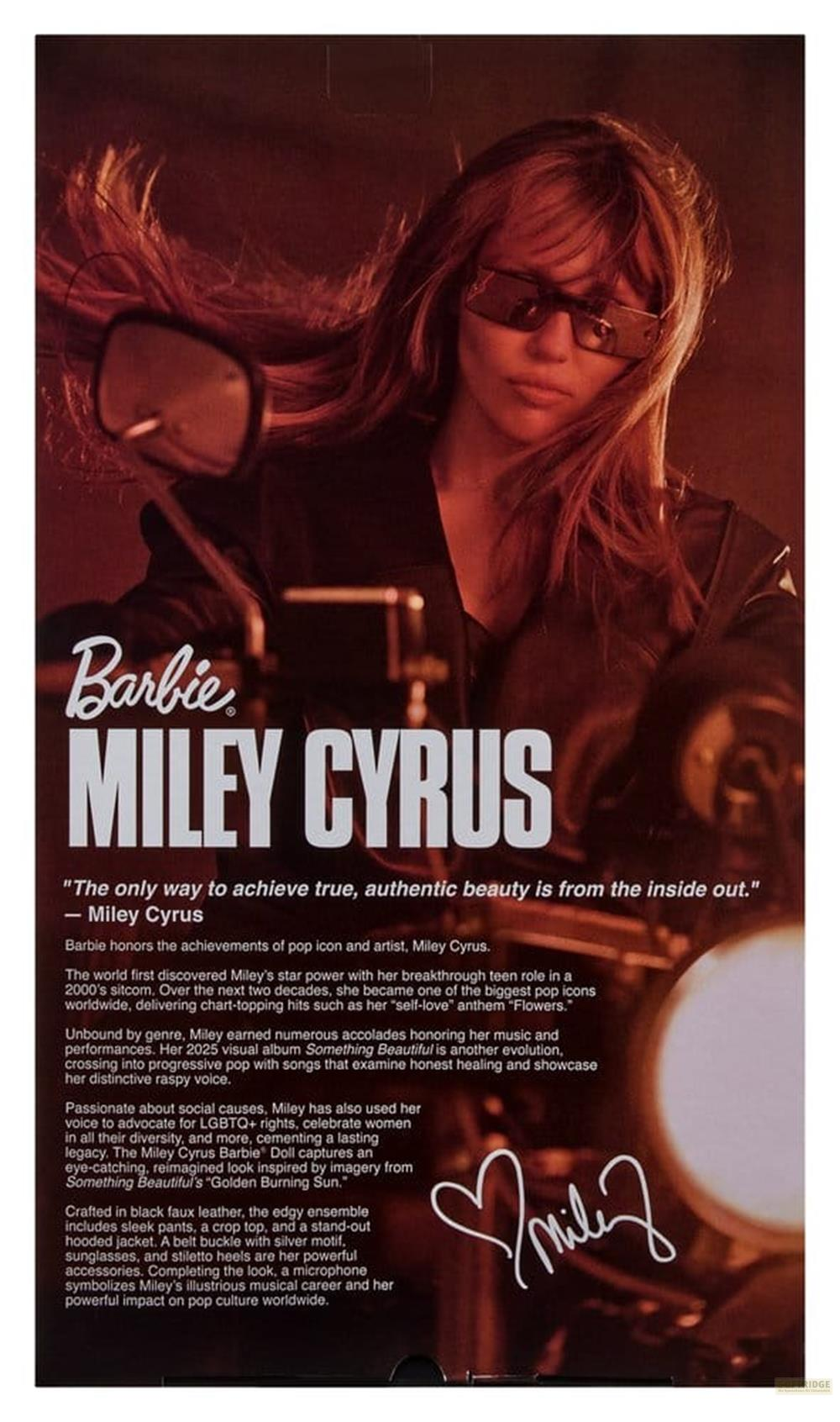 Poster zeigt Miley Cyrus im schwarzen Outfit auf einem Motorrad, Text und Barbie-Logo.