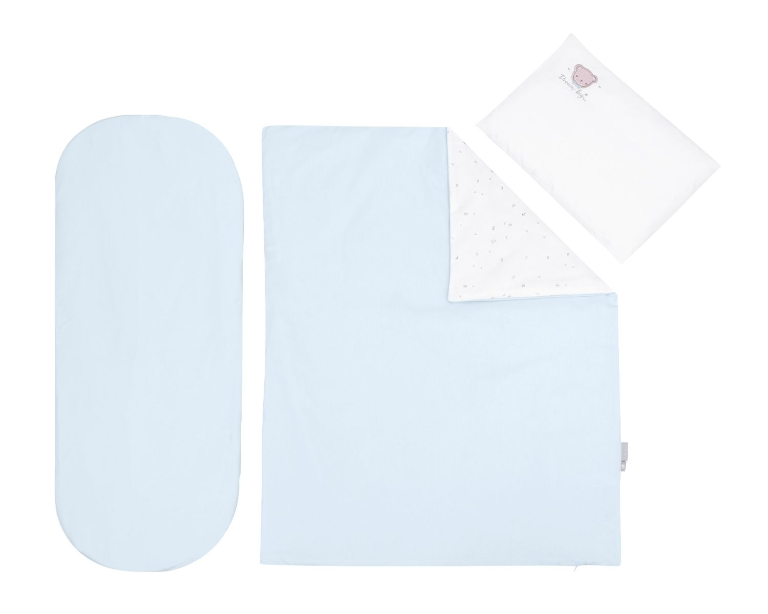 Blaue Babybettwäsche Set mit Kissen und Laken auf weißem Hintergrund.