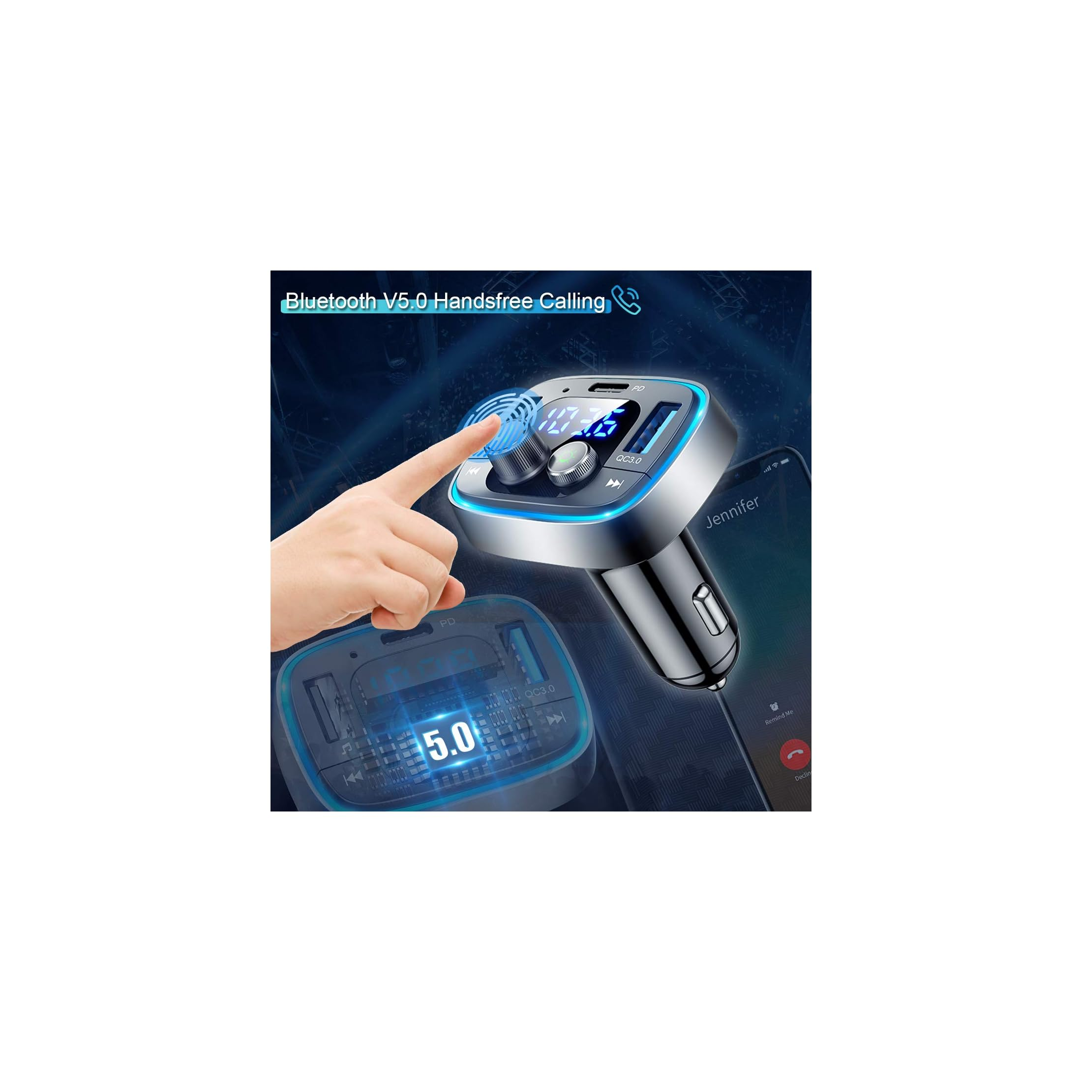 Ein silberner Auto-Bluetooth-FM-Transmitter mit USB-Anschlüssen wird auf dunklem Hintergrund von einer Hand bedient.
