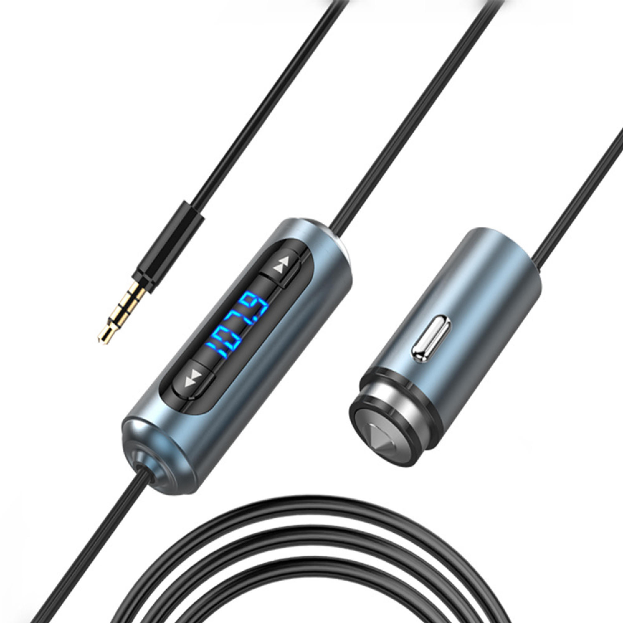 Ein schwarzes Audiokabel mit Klinkenstecker, Digitalanzeige und Kfz-Ladeadapter vor weißem Hintergrund.