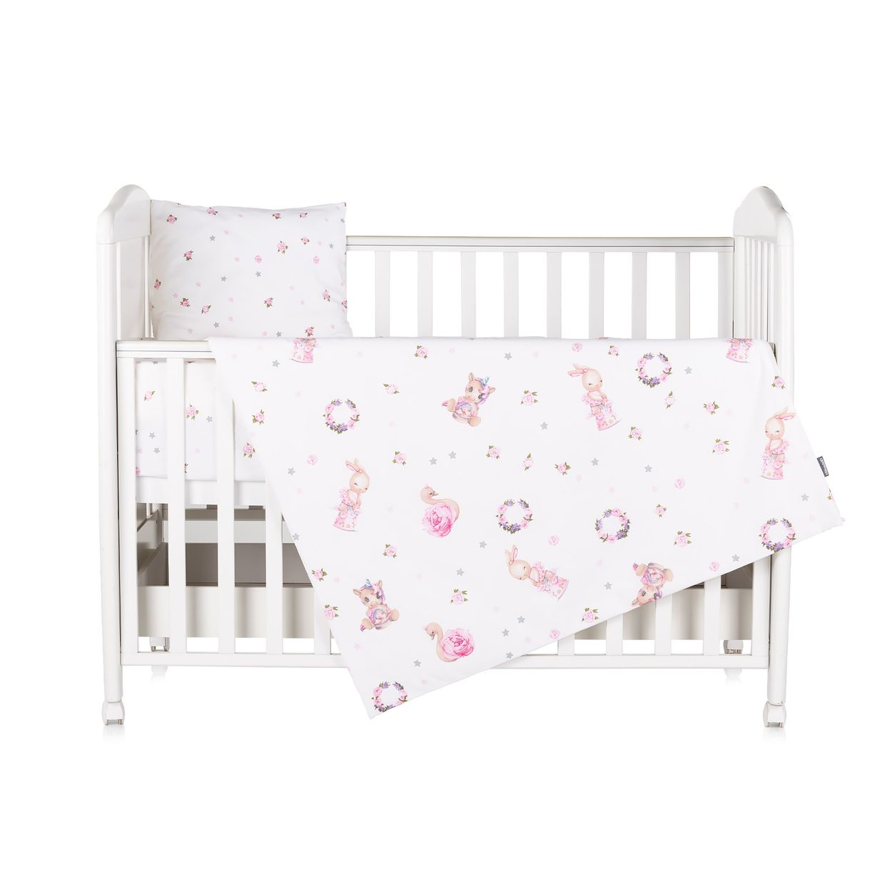 Weißes Babybett mit Bettwäsche, verziert mit rosa Hasen und Blumen.