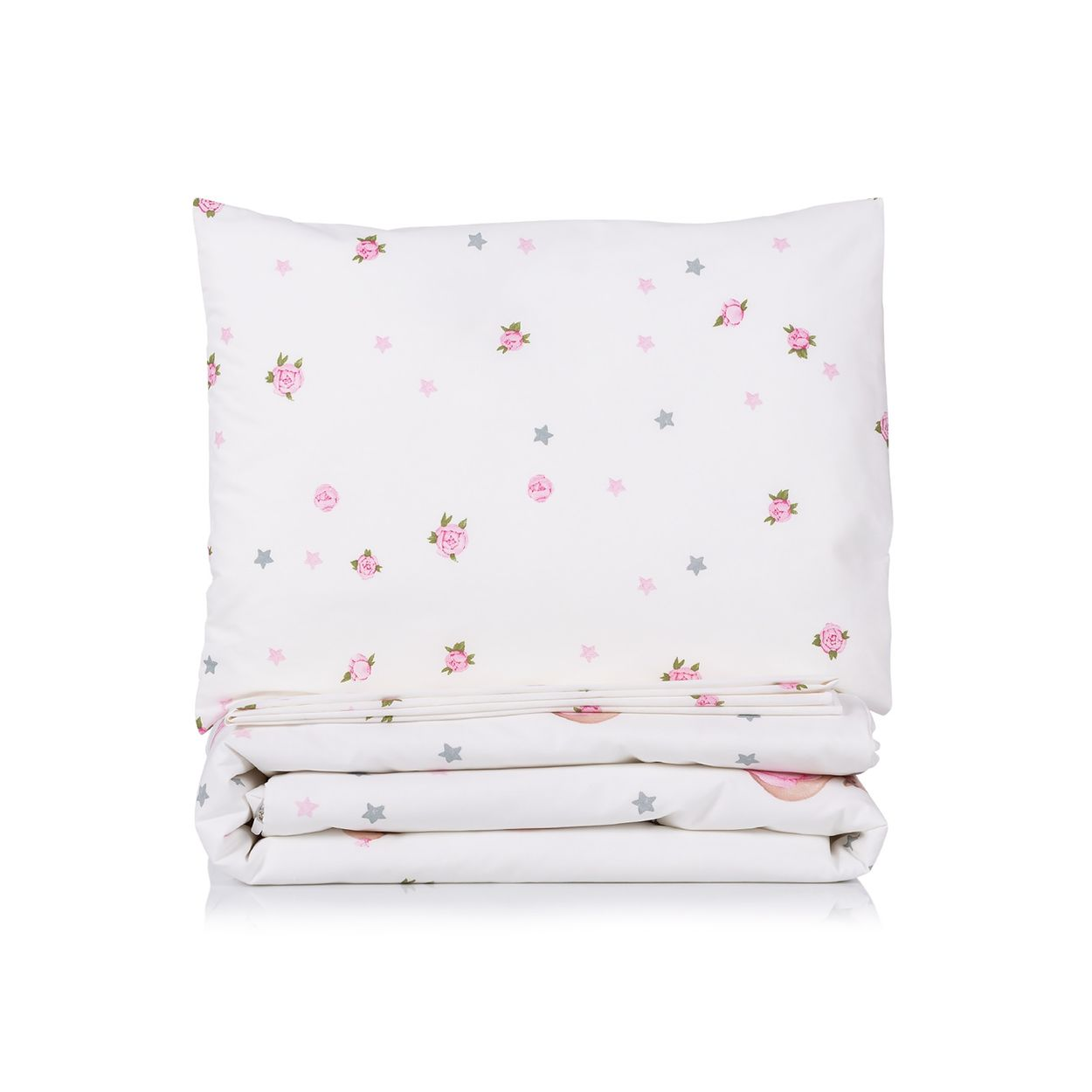 Weißes Kissen und Bettwäsche mit rosa Rosen und grauen Sternen.