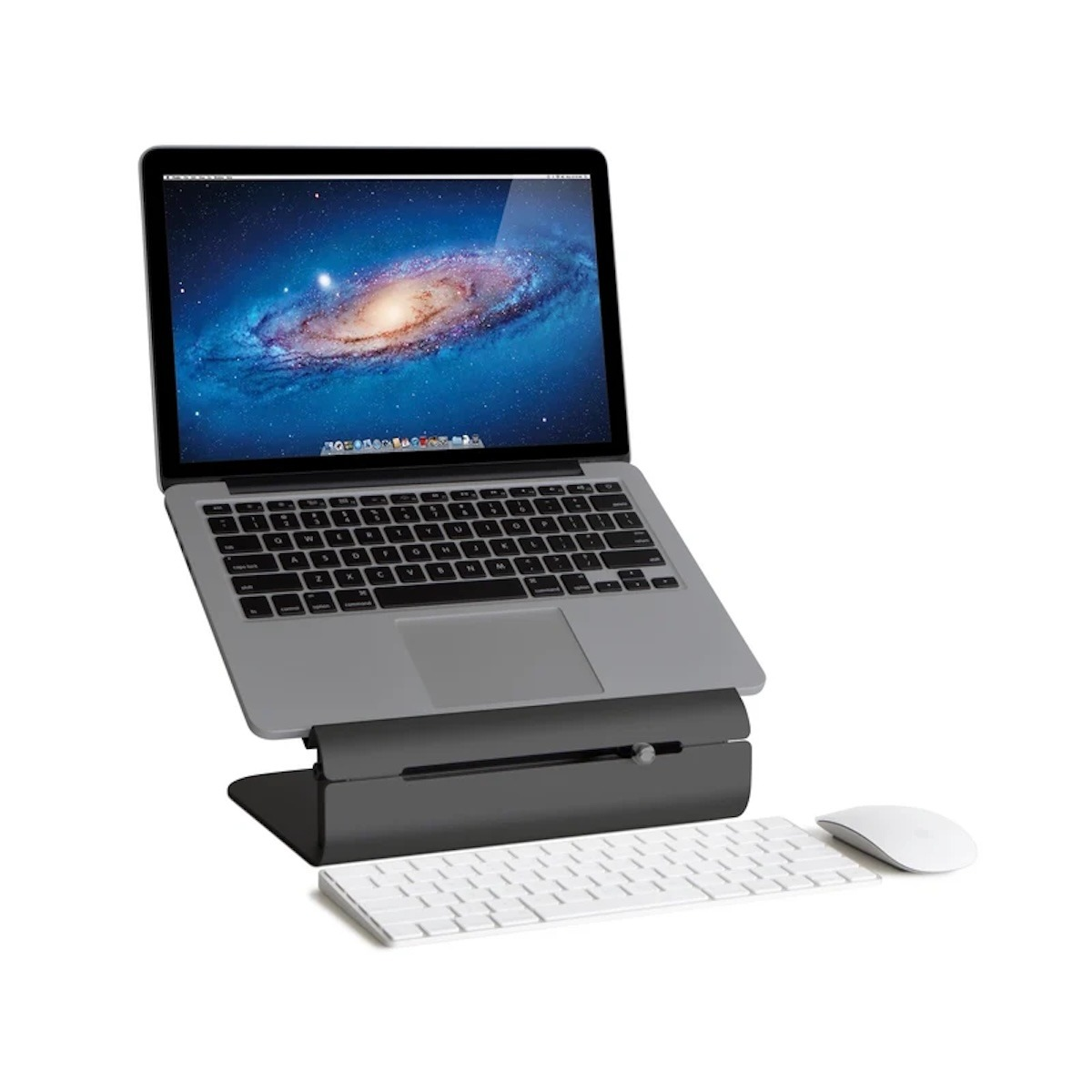 Ein Laptop auf einem dunklen Ständer mit separater weißer Tastatur und Maus davor.