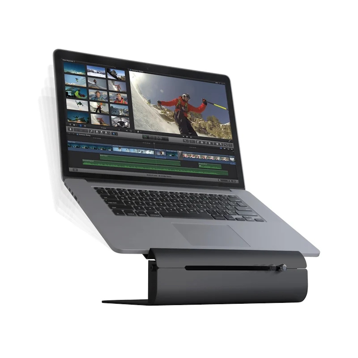 Ein silberner Laptop auf einem schwarzen Ständer zeigt Videobearbeitungssoftware auf dem Bildschirm.