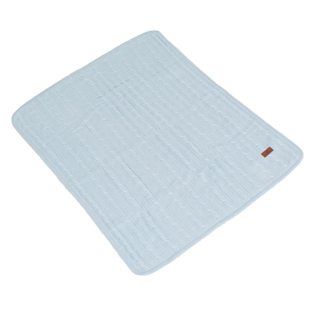 Eine hellblaue Strickdecke mit Zopfmuster und kleinem braunen Logo auf weißem Hintergrund.
