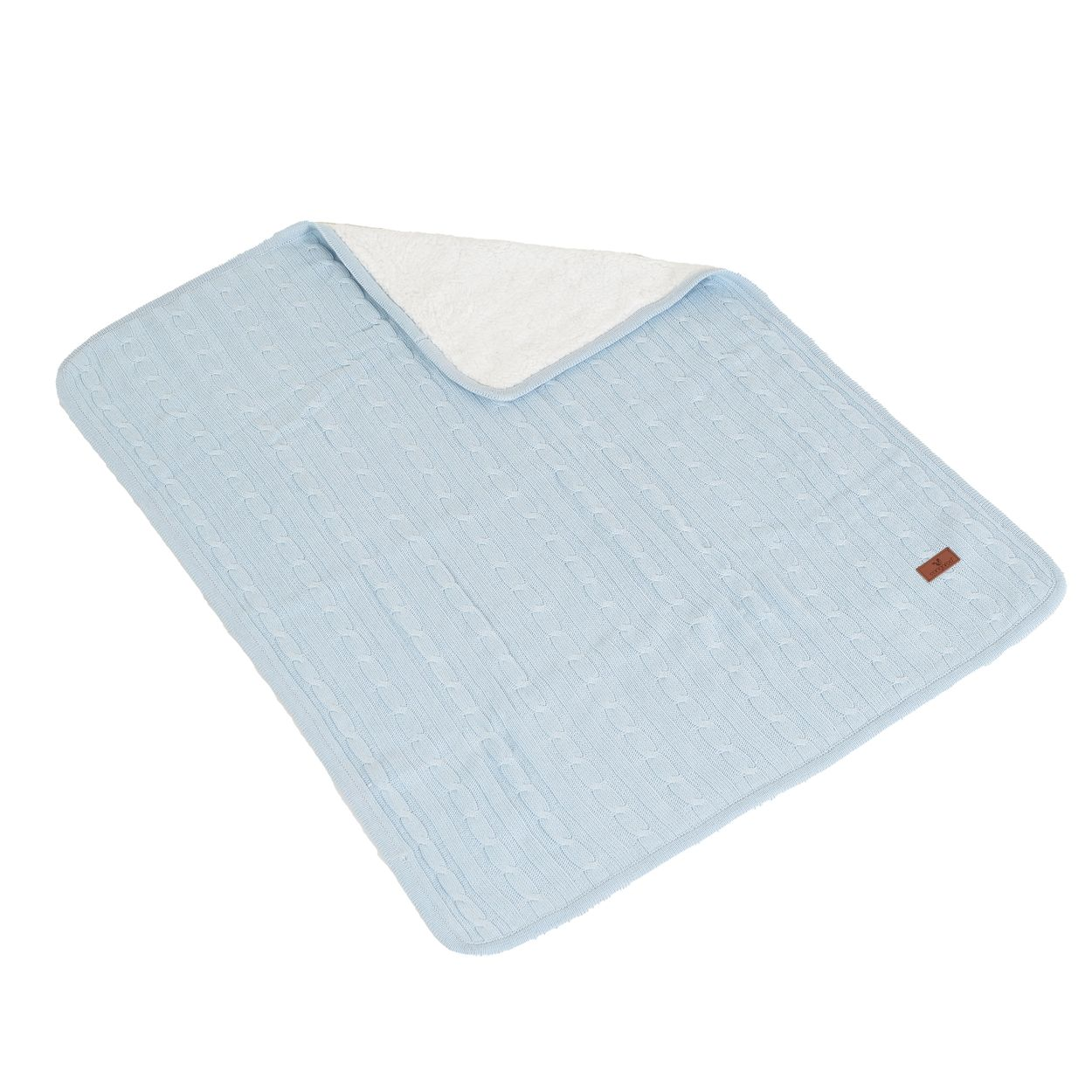 Eine hellblaue, gestrickte Babytdecke mit weichem, weißem Sherpa-Futter, leicht umgeschlagen vor weißem Hintergrund.