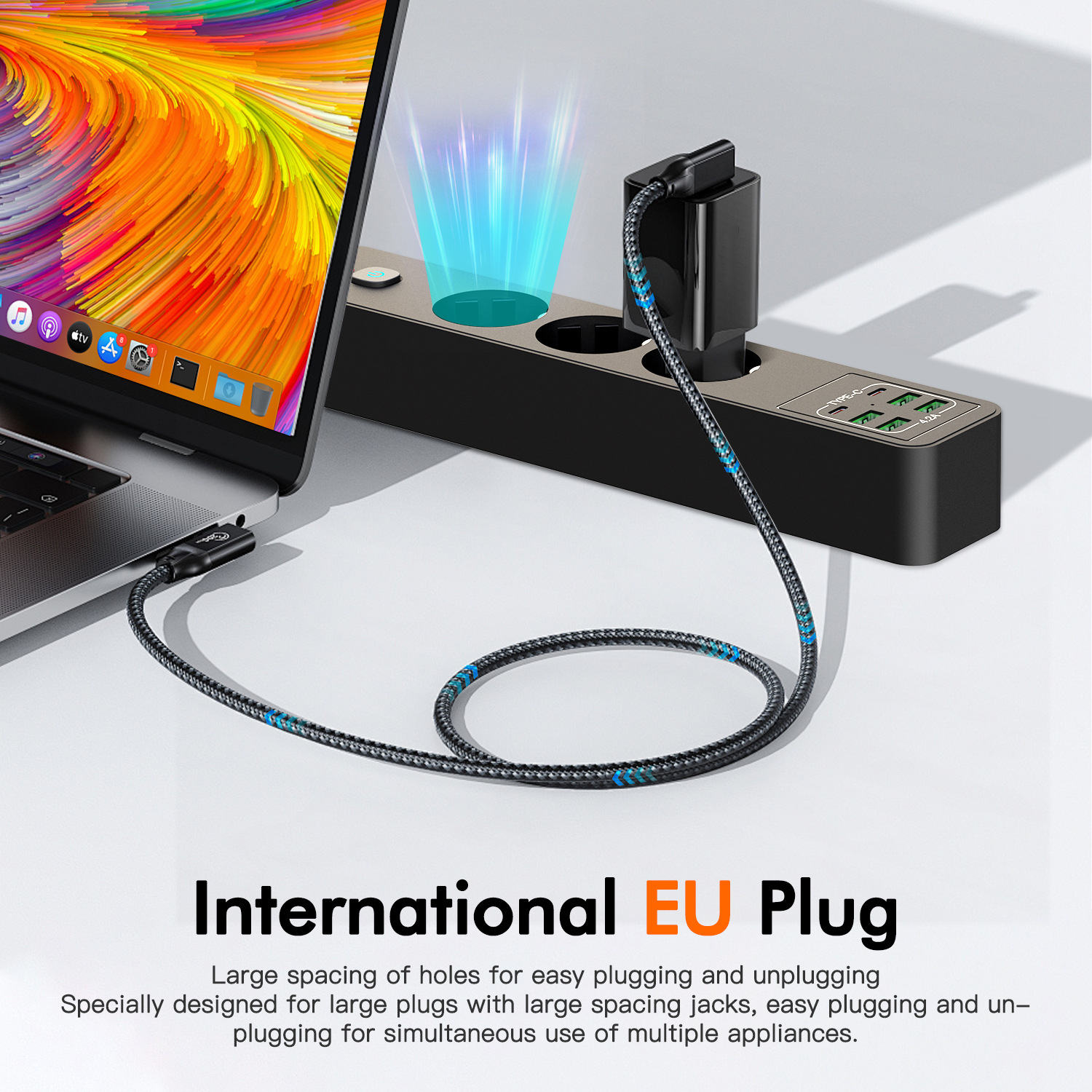 Eine schwarze Steckdosenleiste mit eingesteckten Kabeln liegt neben einem Laptop mit buntem Bildschirm.