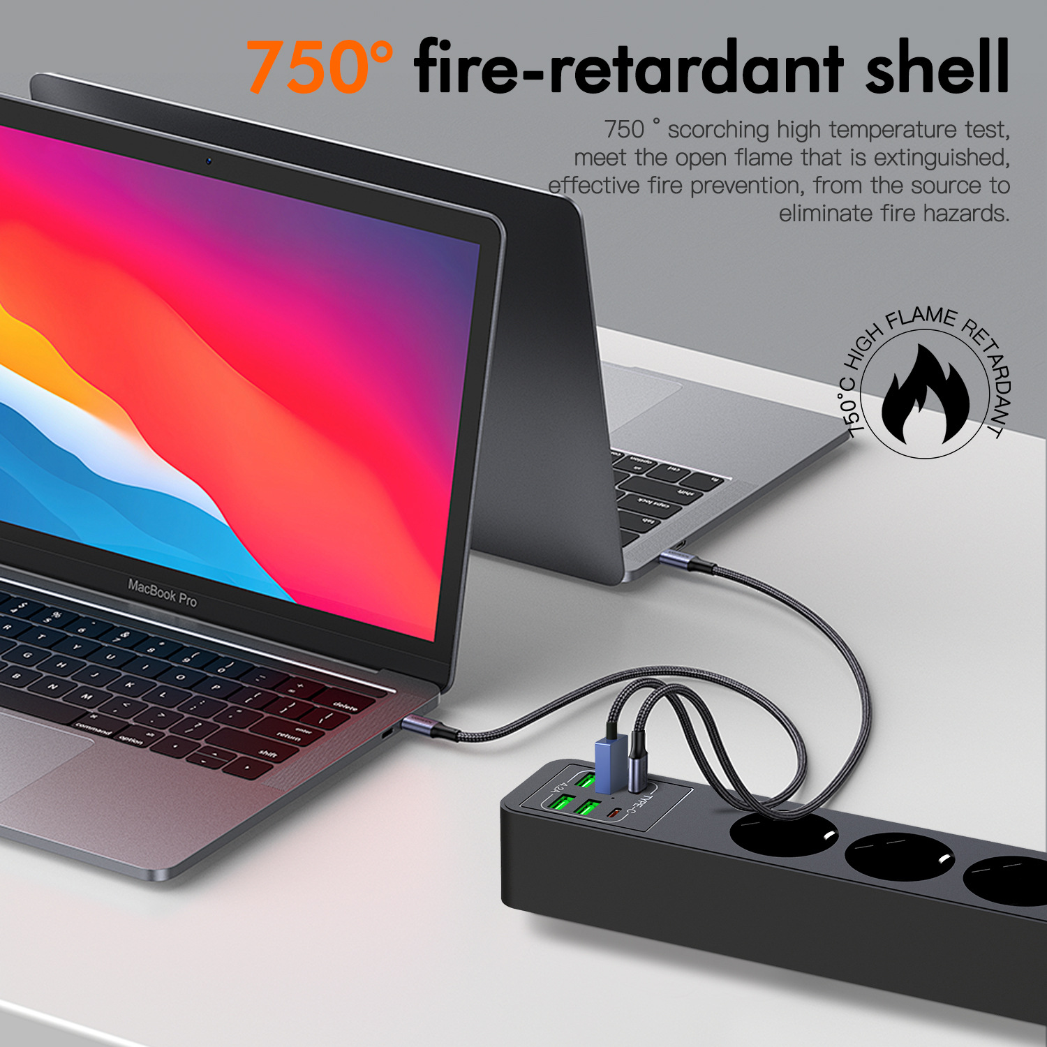 Zwei Laptops sind an eine schwarze Steckdosenleiste angeschlossen, mit Text zur feuerfesten Hülle.
