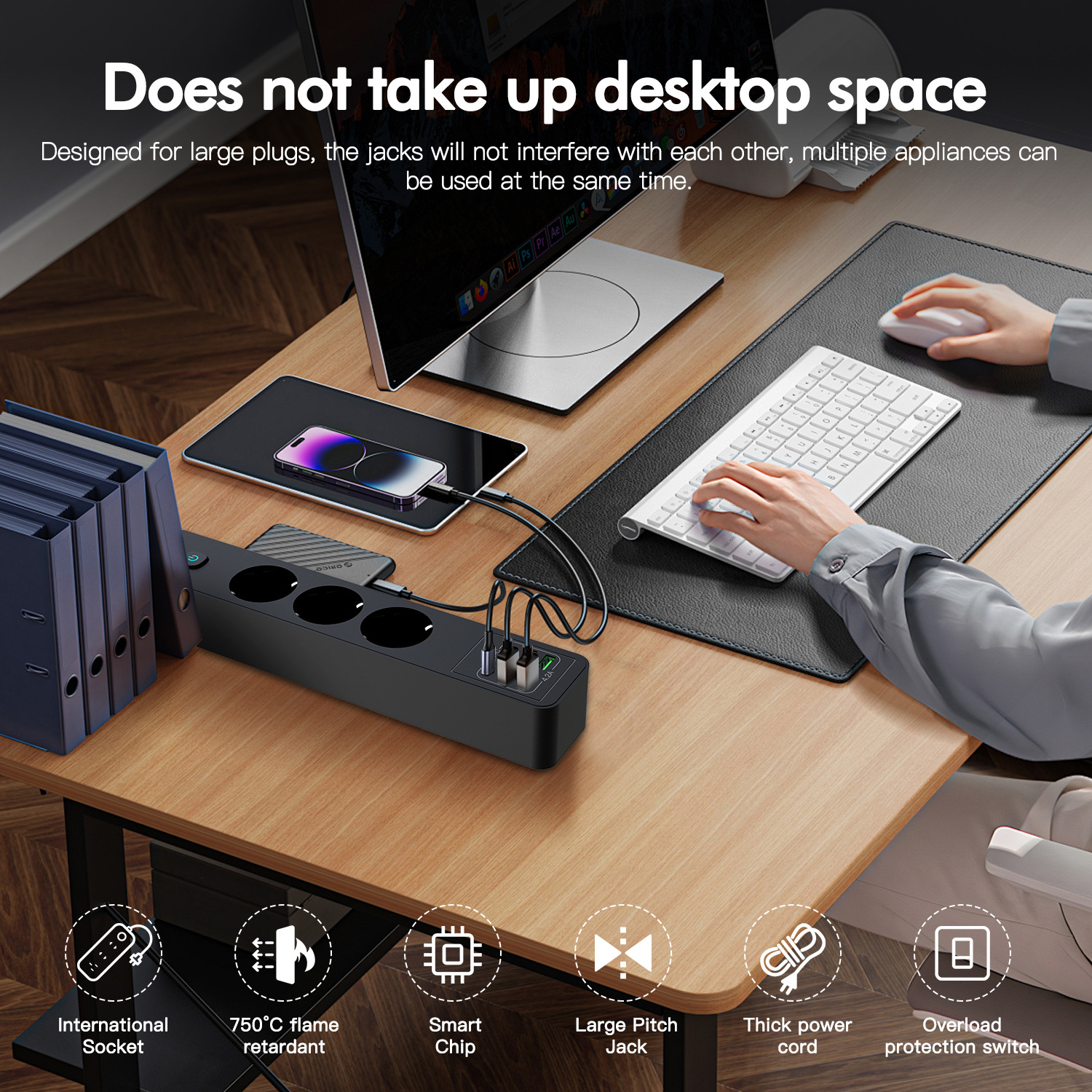 Ein ordentlicher Holzschreibtisch mit Computer, Tastatur, Smartphone, Steckdosenleiste und Aktenordnern.