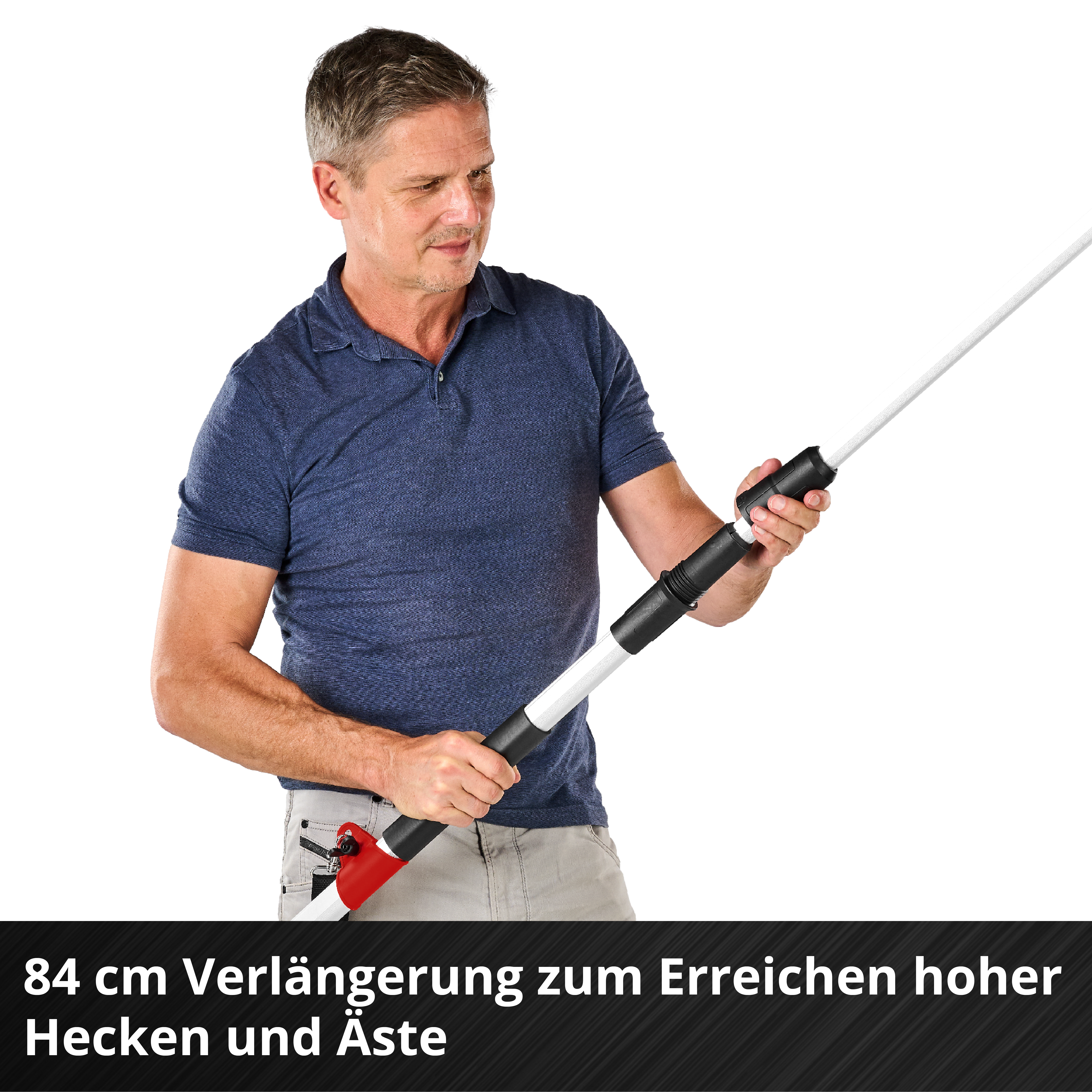 Ein Mann im blauen Poloshirt hält eine ausziehbare Teleskopstange.