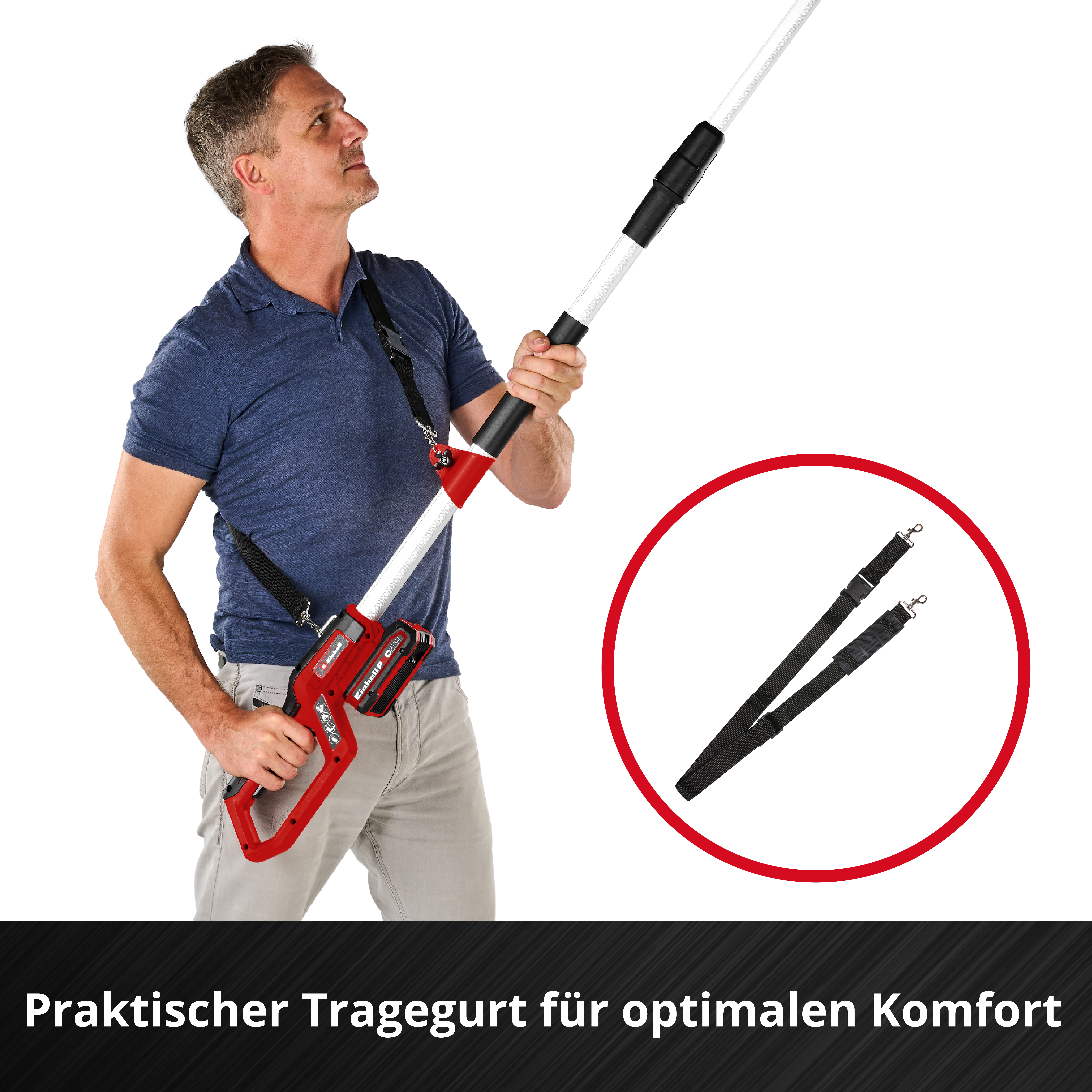 Ein Mann in einem blauen Hemd hält eine Teleskopstange mit einem roten Griff und Tragegurt auf weißem Hintergrund.