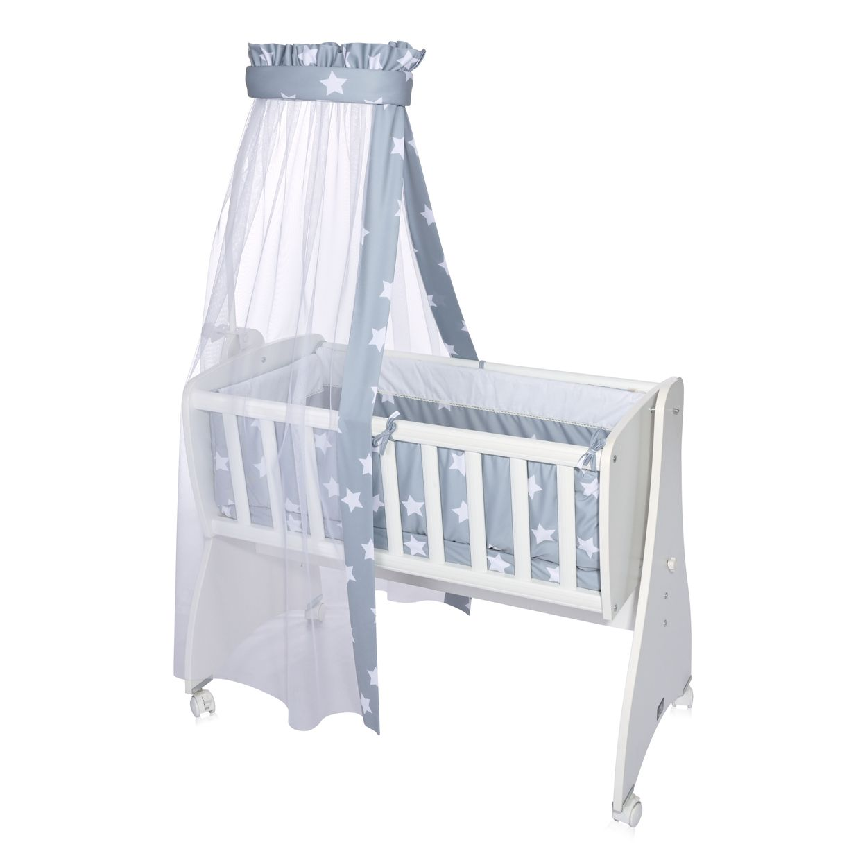 Ein weißes Babybett auf Rollen mit grauem Himmel und weißem Sternenmuster.