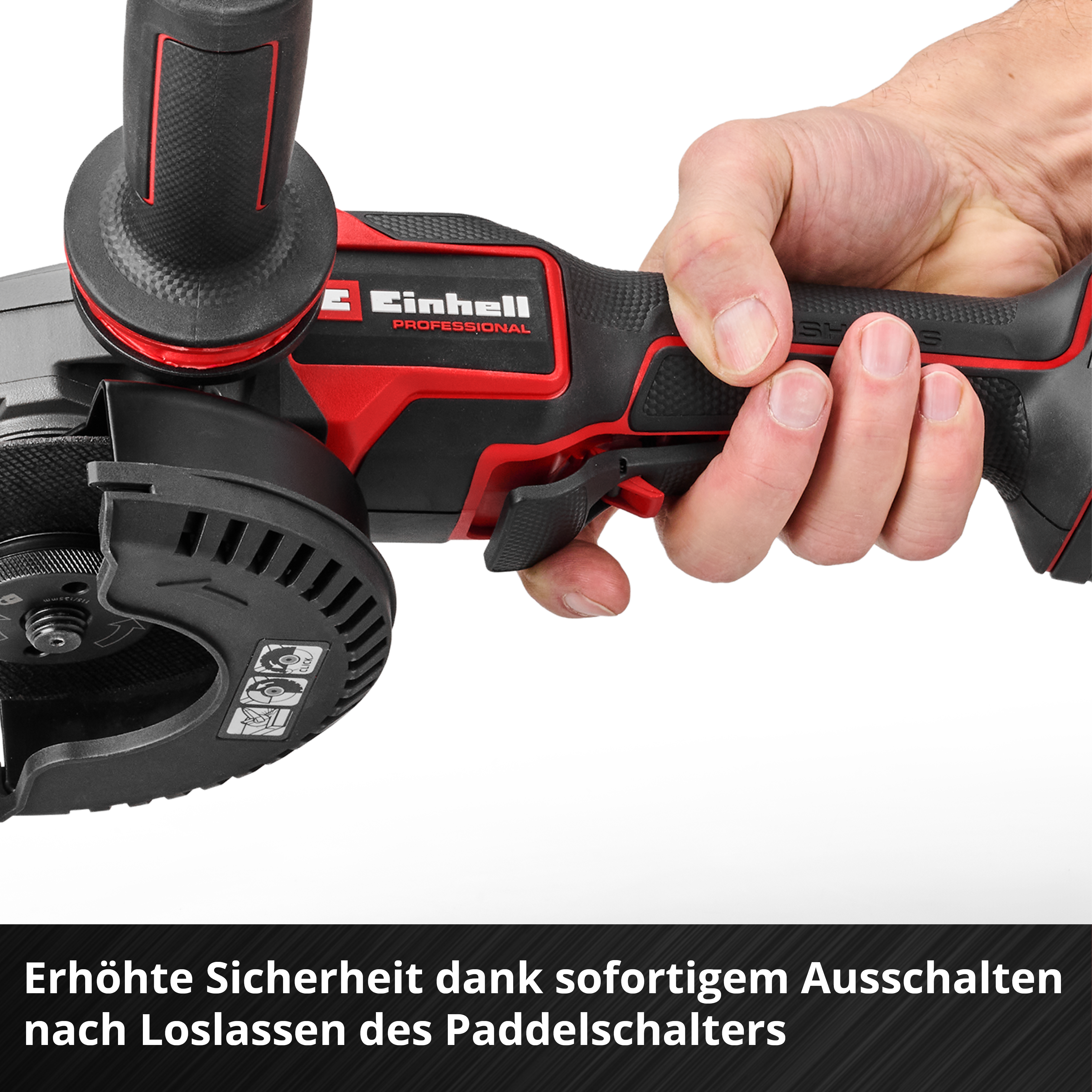 Hand hält rote und schwarze Einhell Winkelschleifer mit Paddelschalter vor weißem Hintergrund.