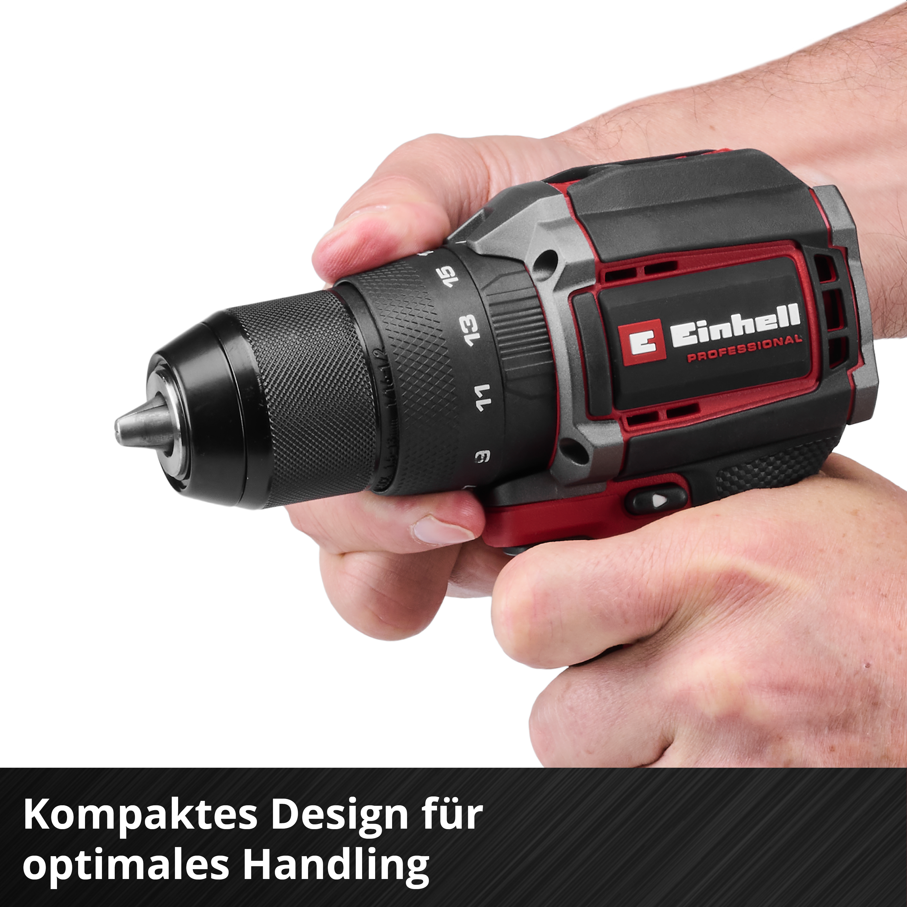 Mani che tengono un trapano a batteria Einhell nero e rosso su fondo bianco.