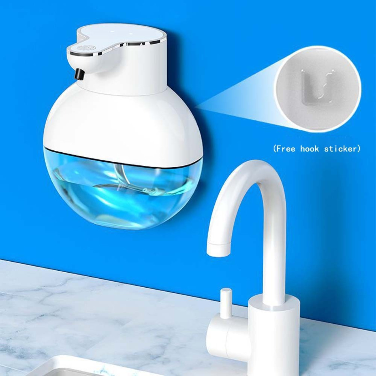 Ein weißer automatischer Seifenspender mit blauem Flüssigkeitsbehälter, montiert an einer blauen Wand.