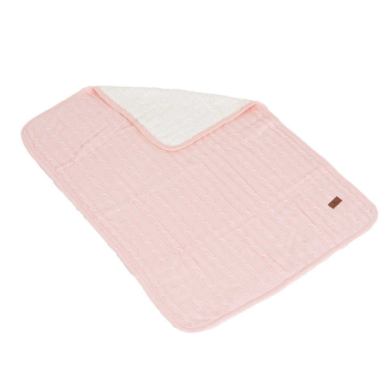 Eine pinke Zopfmuster-Babydecke mit weißem Sherpa-Futter, auf weißem Hintergrund.