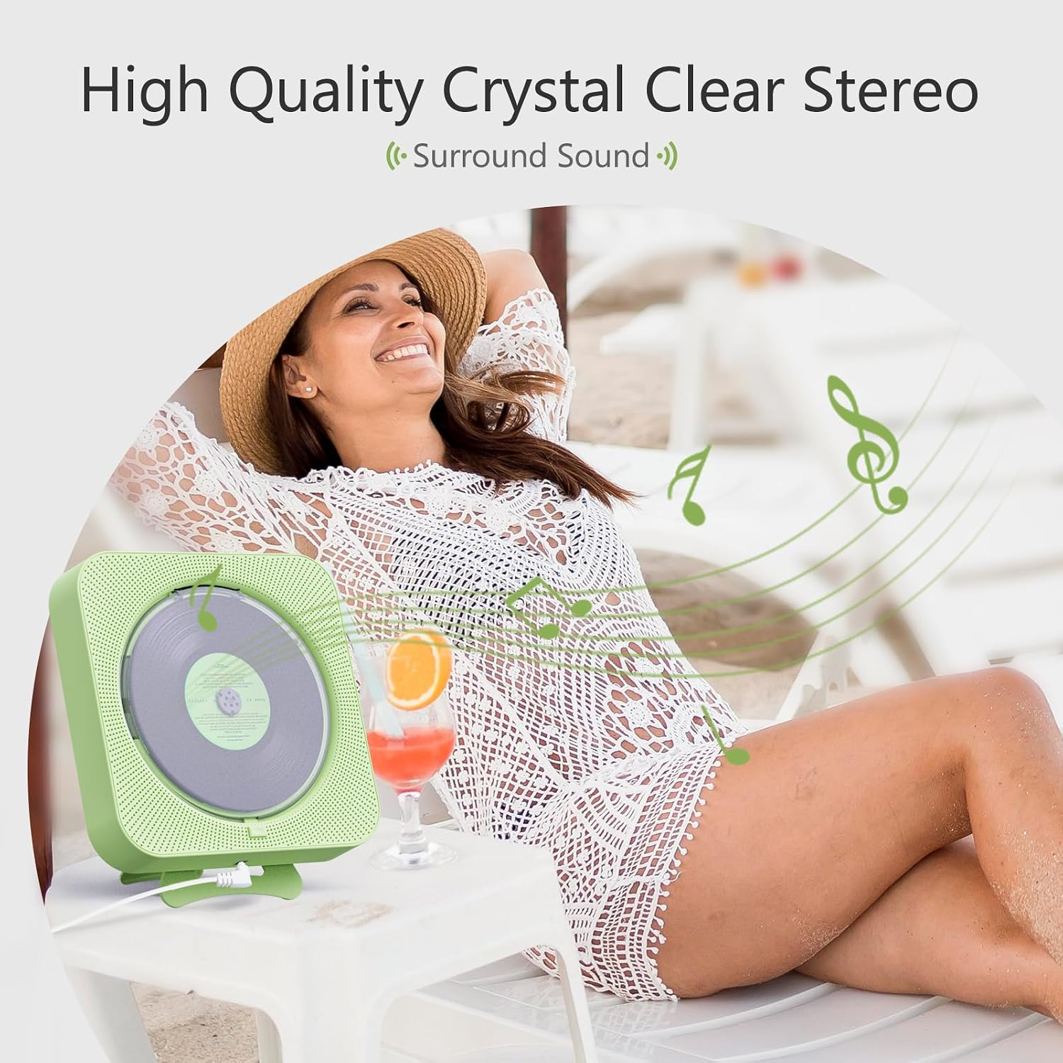 Eine Frau entspannt auf einer Sonnenliege neben einem grünen CD-Player und einem Cocktail mit Musiknoten in der Luft.
