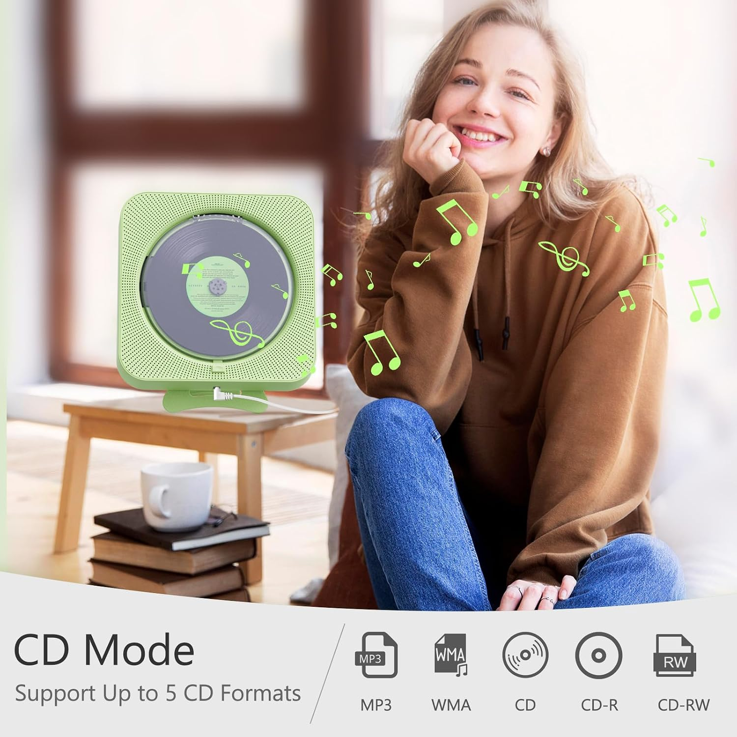 Eine lächelnde Frau im braunen Hoodie sitzt neben einem grünen CD-Player mit schwebenden Noten.