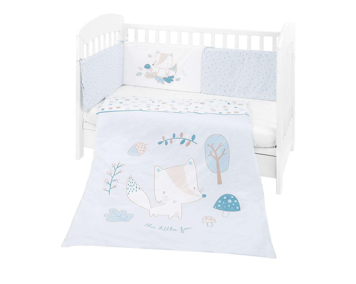 Weißes Babybett mit blauer Bettwäsche, verziert mit Fuchs, Bäumen und Pilzen.