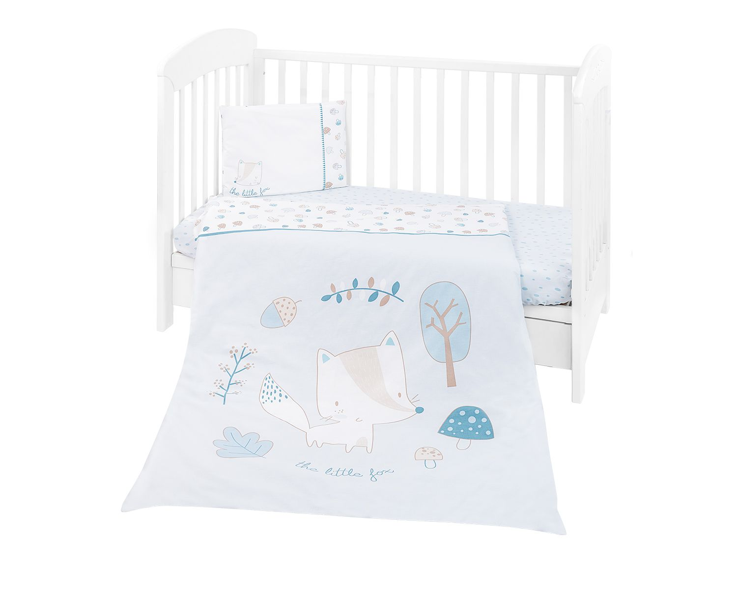 Ein weißes Babybett mit hellblauer Bettwäsche mit niedlichem Fuchs-, Baum- und Pilzmuster.