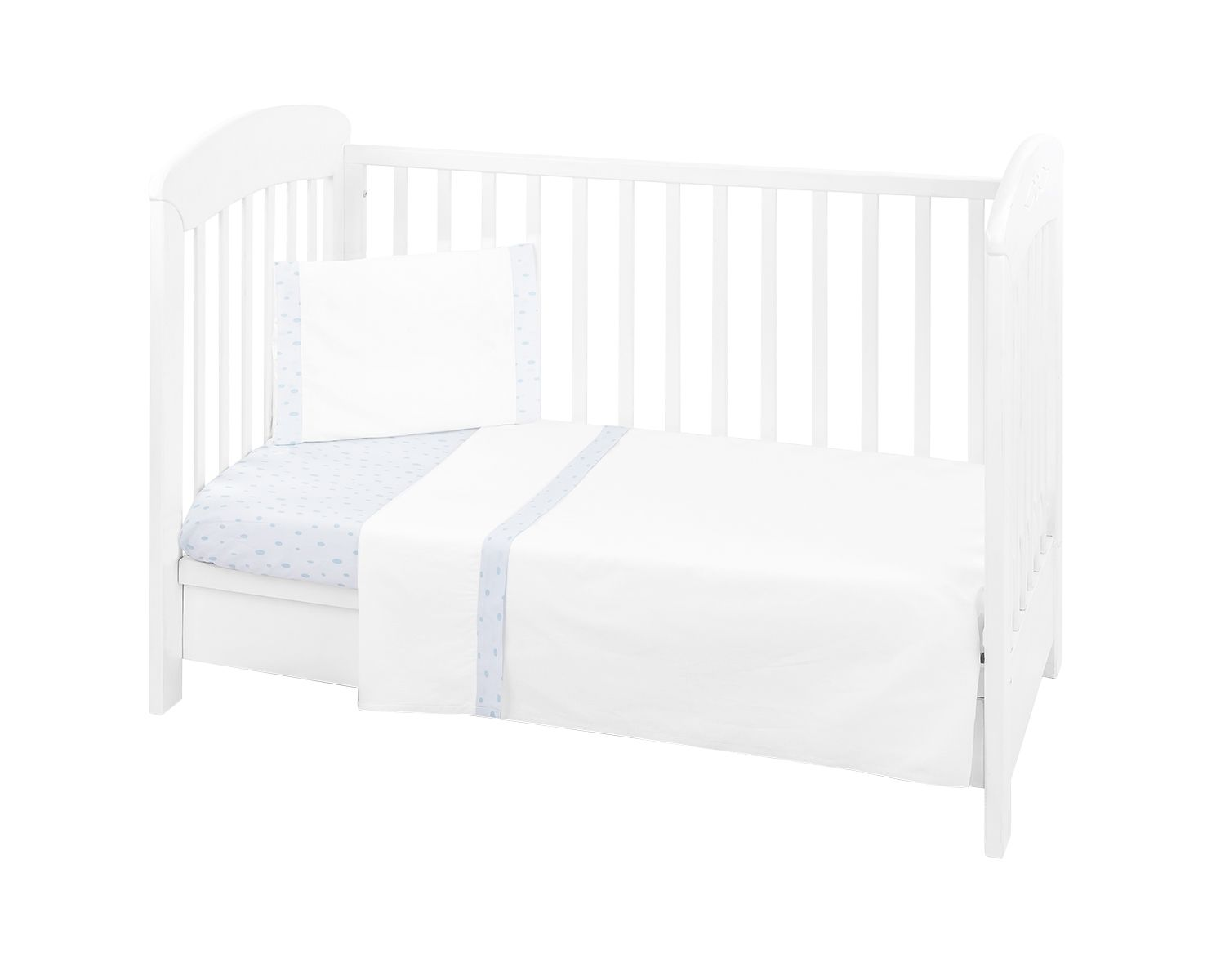 Ein weißes Babybett aus Holz mit weiß-blau gepunkteter Bettwäsche und Kissen vor weißem Hintergrund.