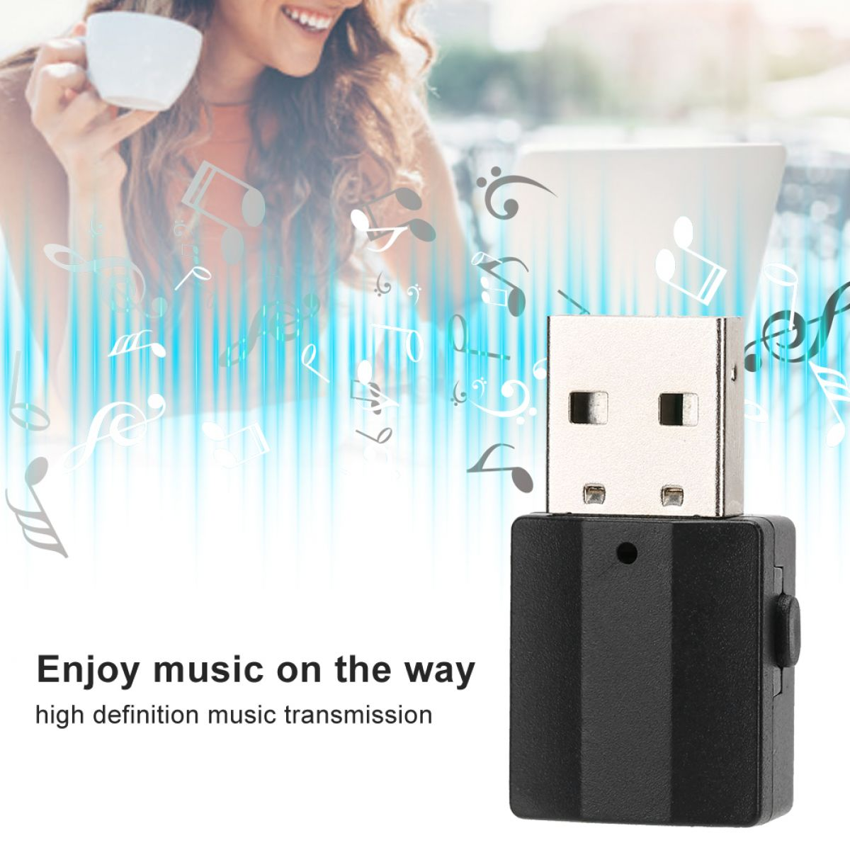 Ein schwarzer USB-Bluetooth-Adapter im Vordergrund, im Hintergrund eine Frau mit Tasse und Noten.