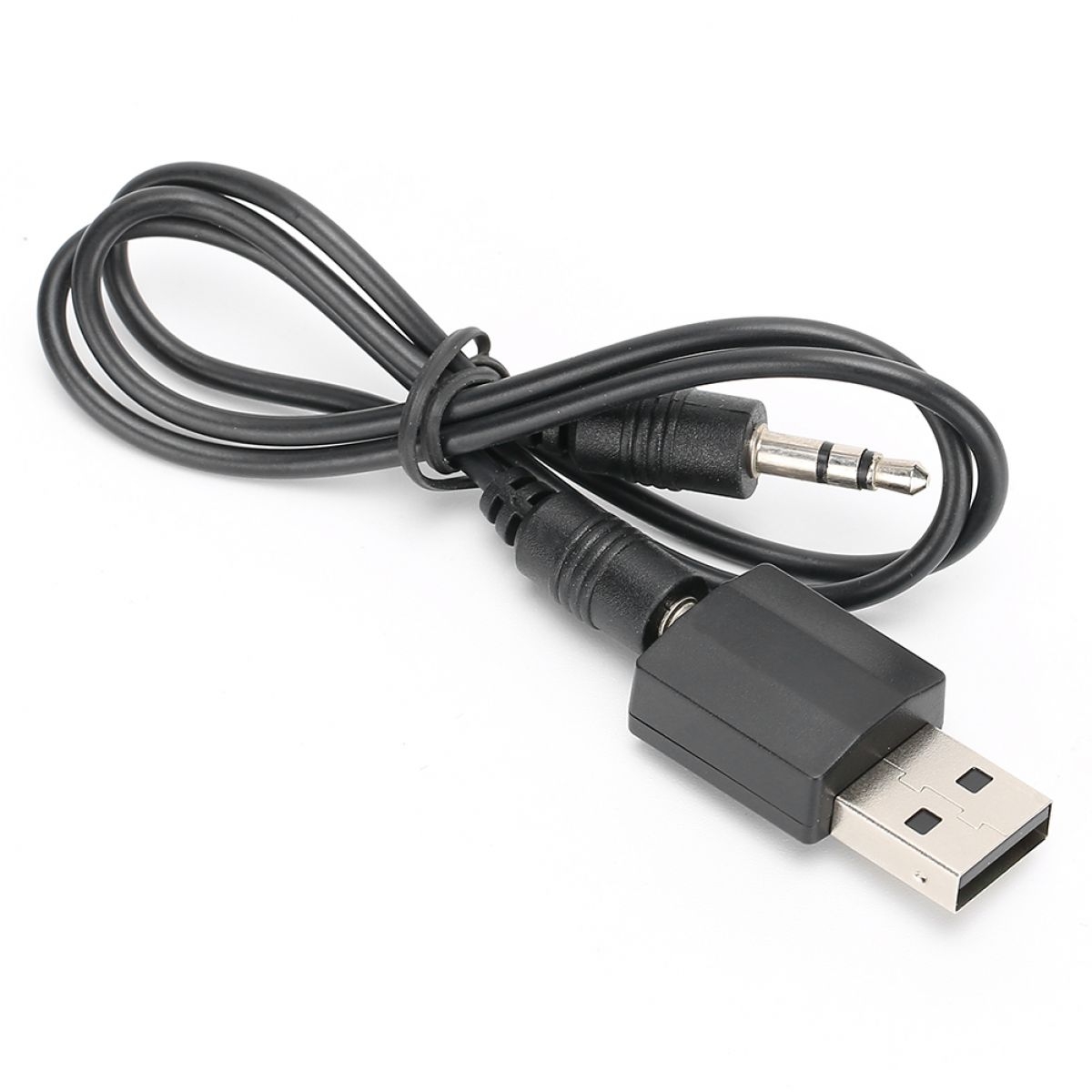 Ein zusammengerolltes schwarzes Kabel mit einem USB-Anschluss und einer Klinkenbuchse auf weißem Hintergrund.