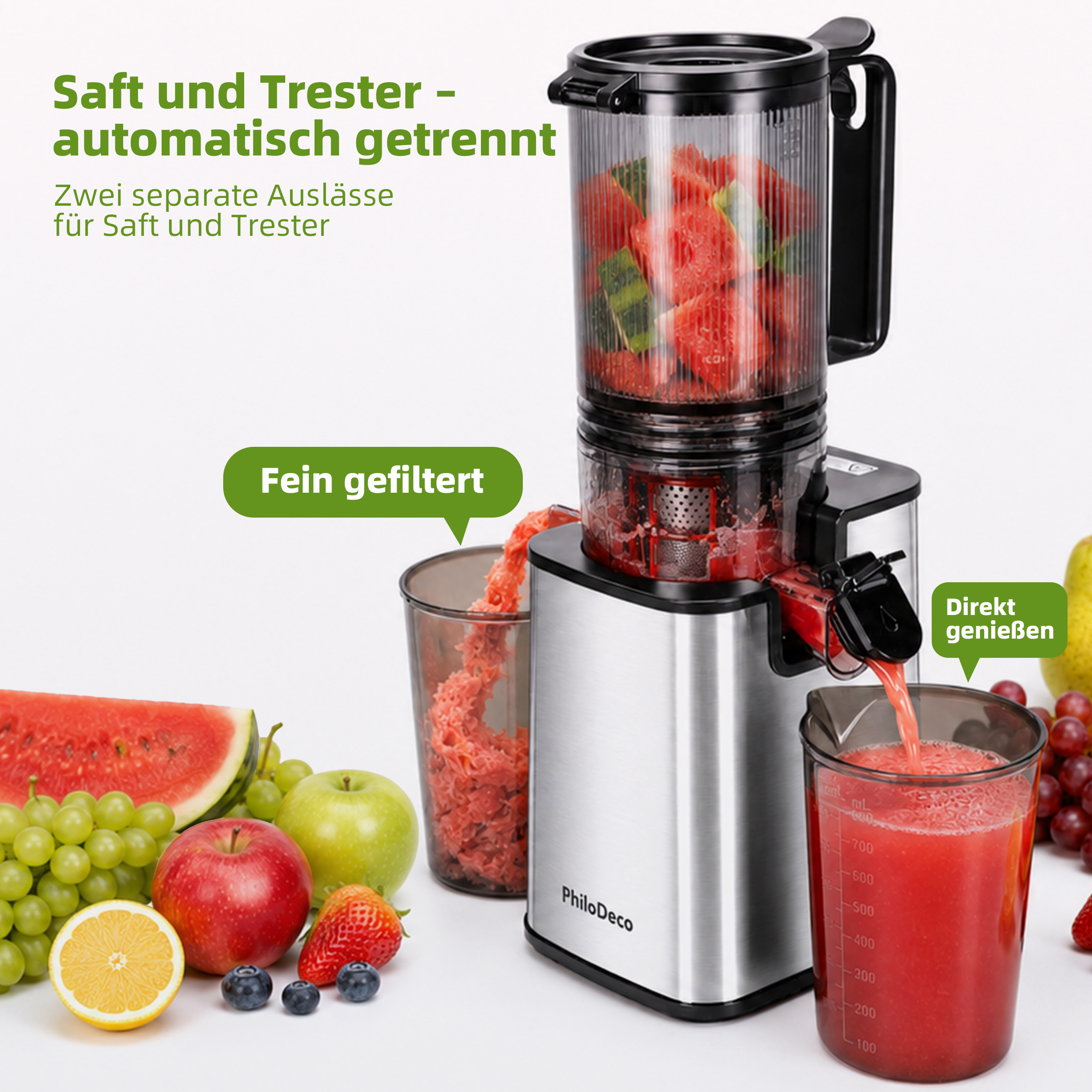 Edelstahl-Entsafter presst frische Wassermelone, Saft und Trester getrennt in Gläser, umgeben von Obst.