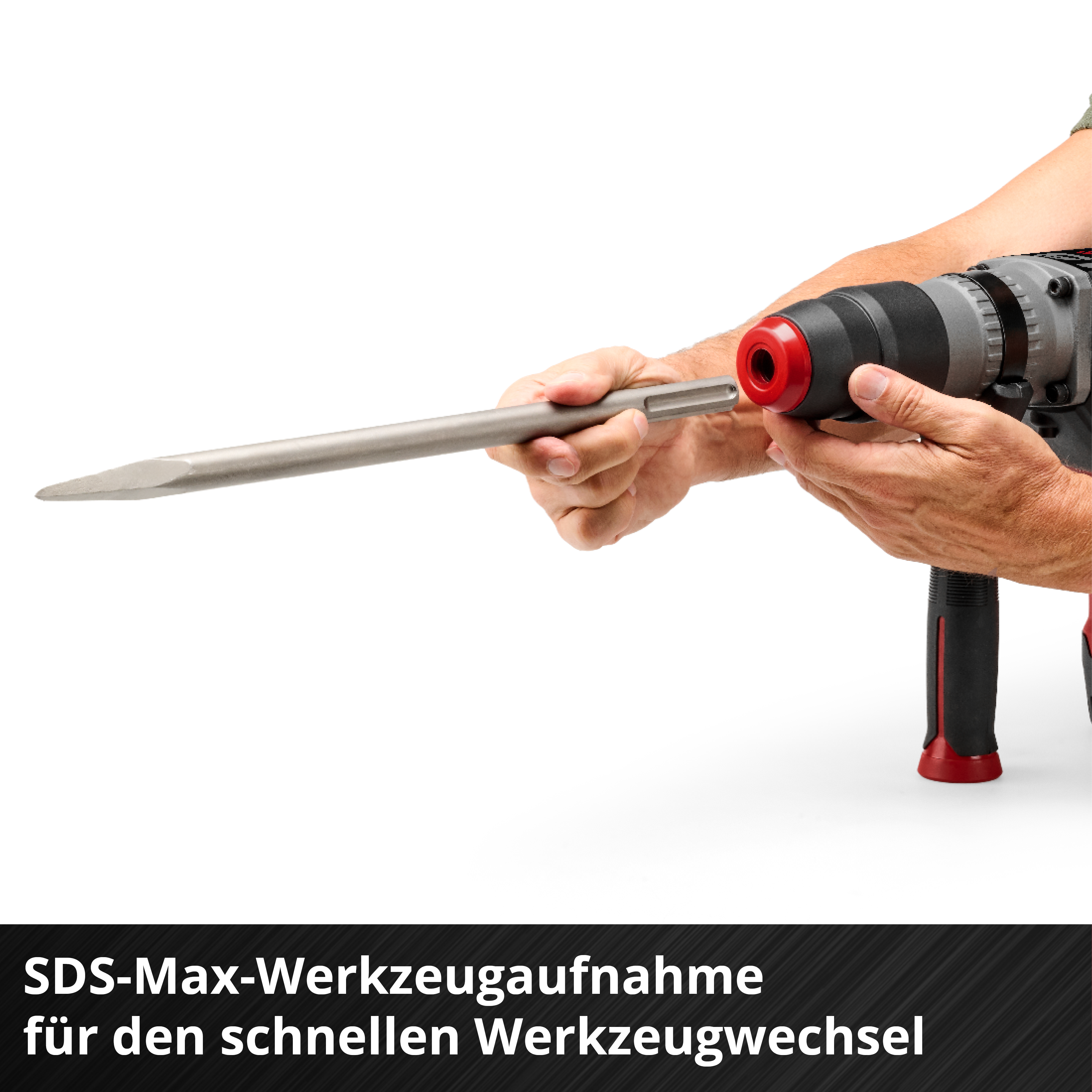 Eine Person steckt einen Meißel in das SDS-Max-Bhrfutter eines Bohrhammers.