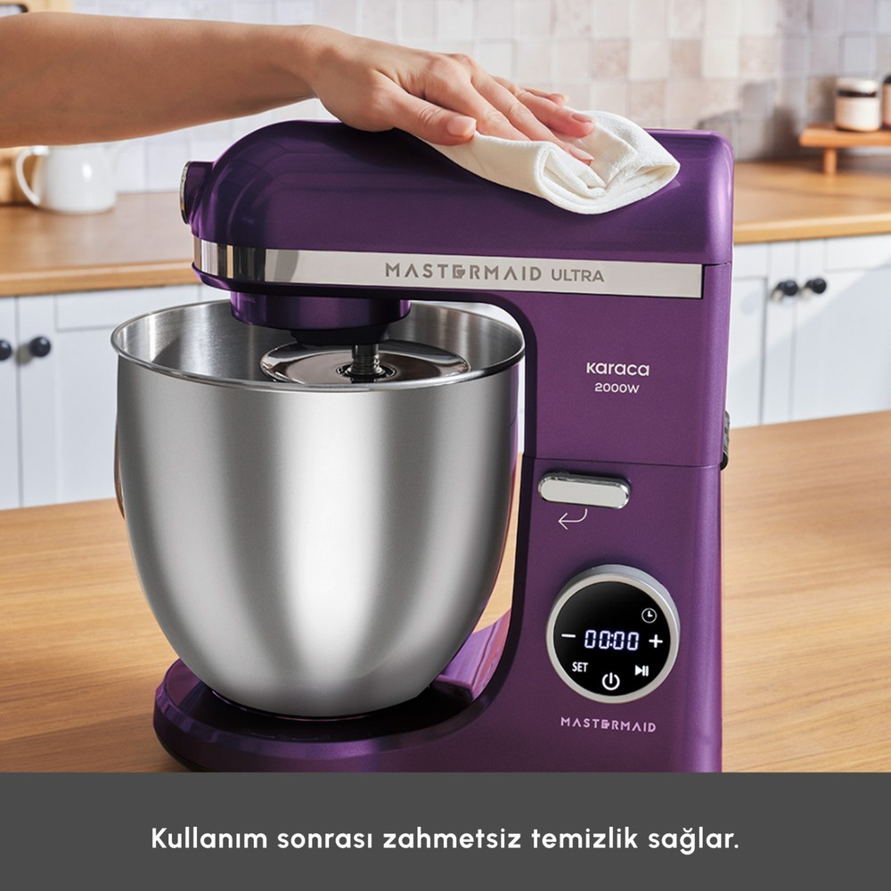 Bir el, paslanmaz çelik kaseli mor Karaca Mastermaid Ultra mutfak şutunu siliyor.