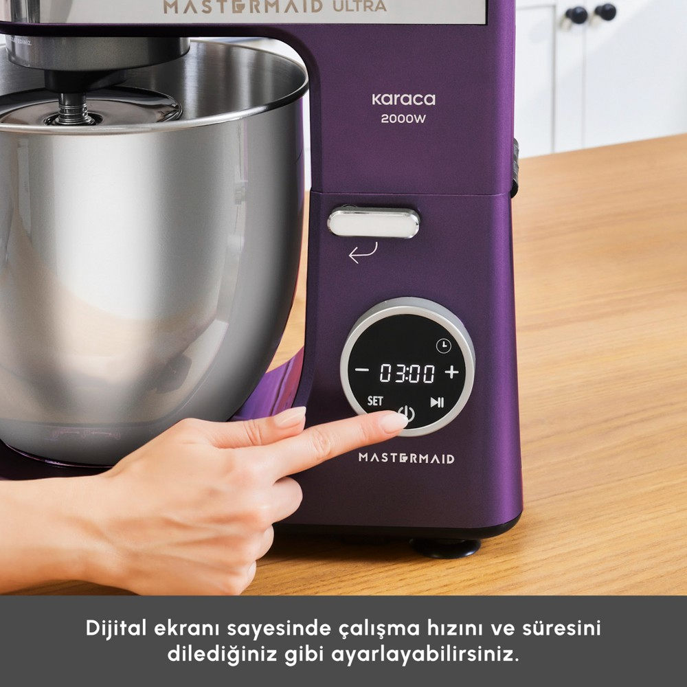 Bir el, ahşap tezgah üzerindeki mor renkli Karaca mutfak şefinin dijital ekranına dokunuyor.