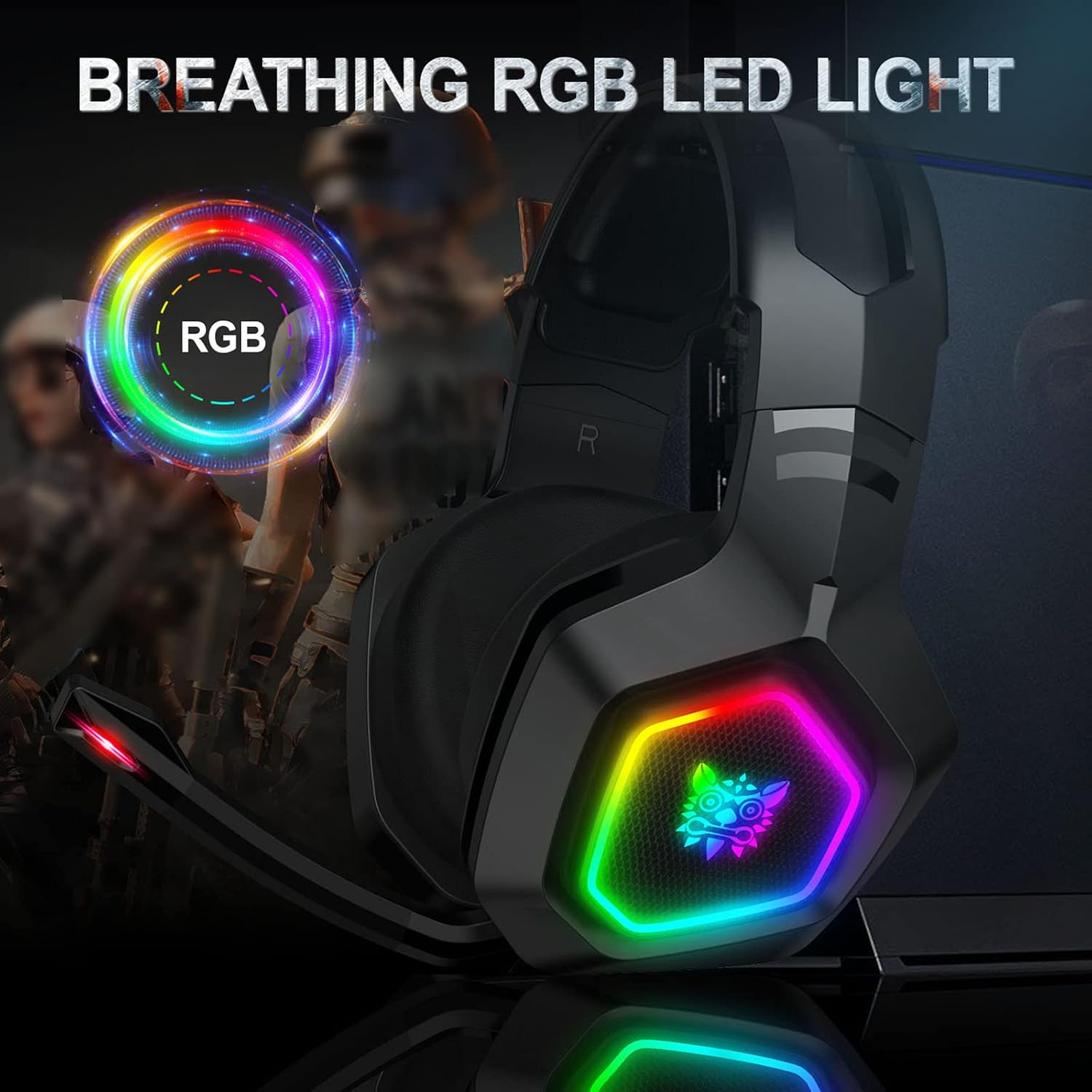 Schwarzes Gaming-Headset mit farbiger RGB-Beleuchtung und Mikrofon vor verschwommenem Hintergrund.
