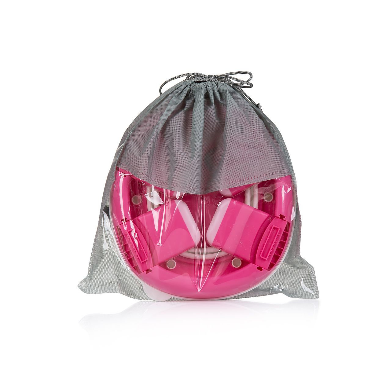 Ein rosa klappbarer Topf-Sitz in einem grauen Kordelzugbeutel auf weißem Hintergrund.