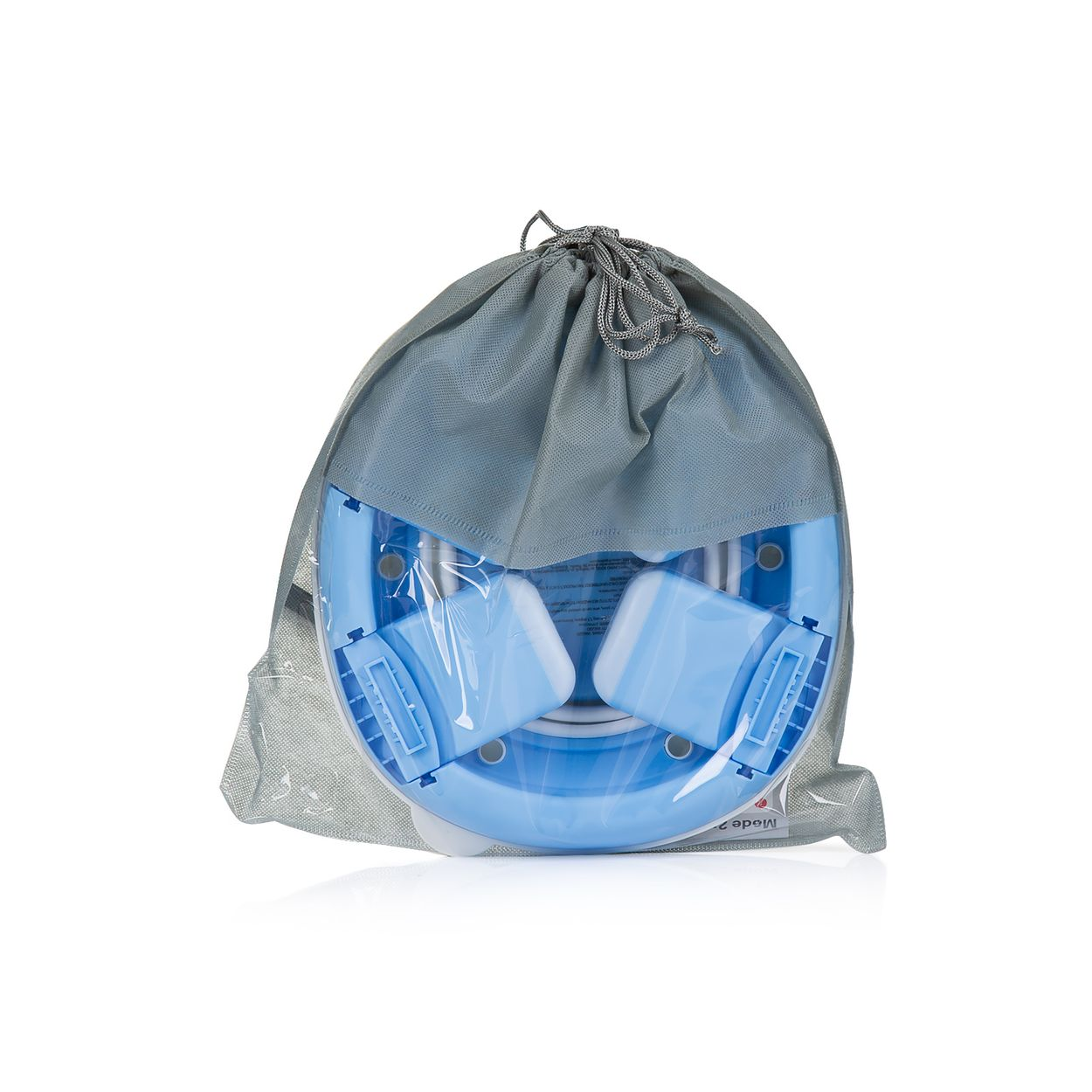 Ein blauer Toilettensitz ist teilweise in einer grauen Kordelzugtasche auf weißem Hintergrund verpackt.