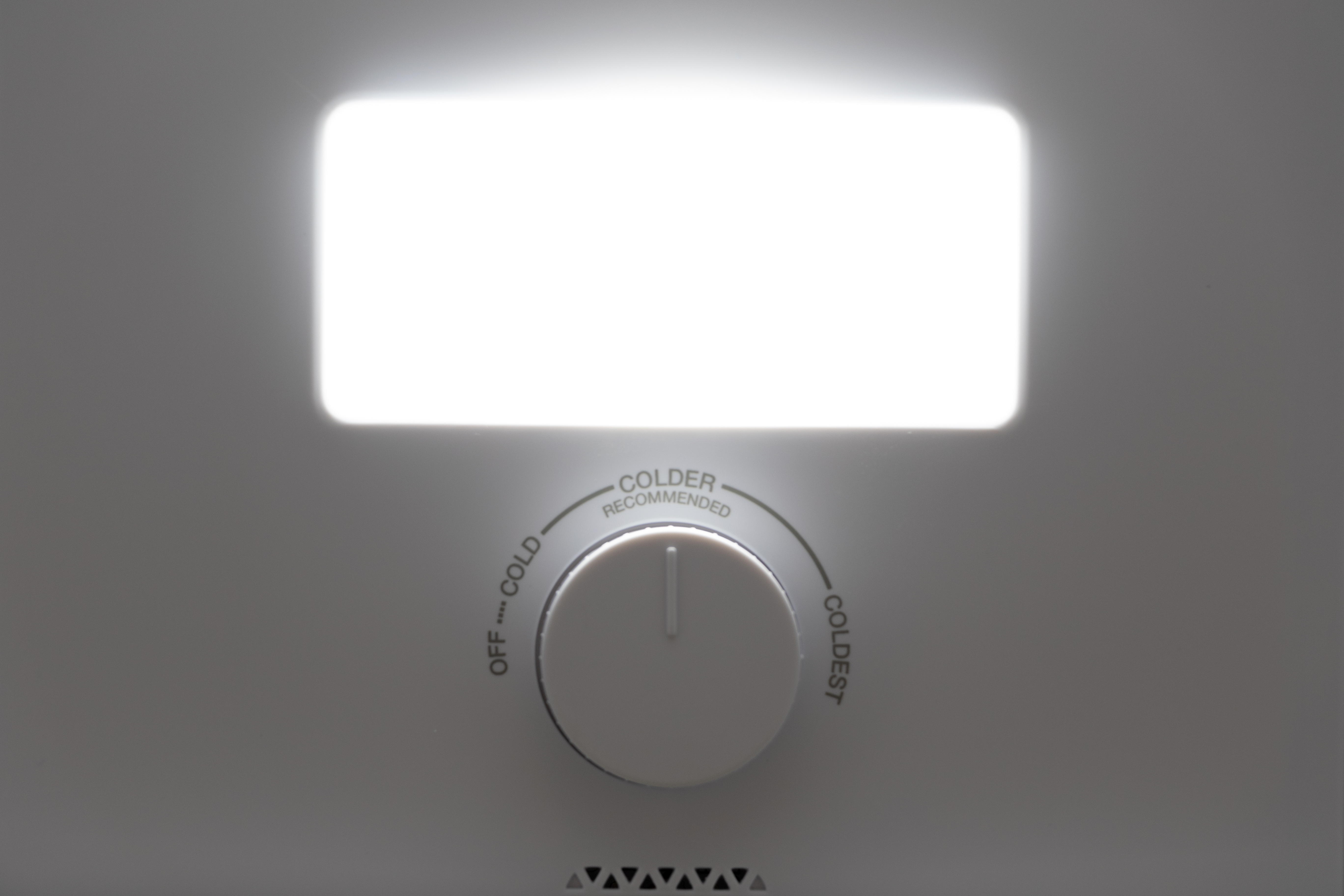 Een witte temperatuurregelaar op een grijze achtergrond met de labels OFF, COLD, COLDER RECOMMENDED en COLDEST.