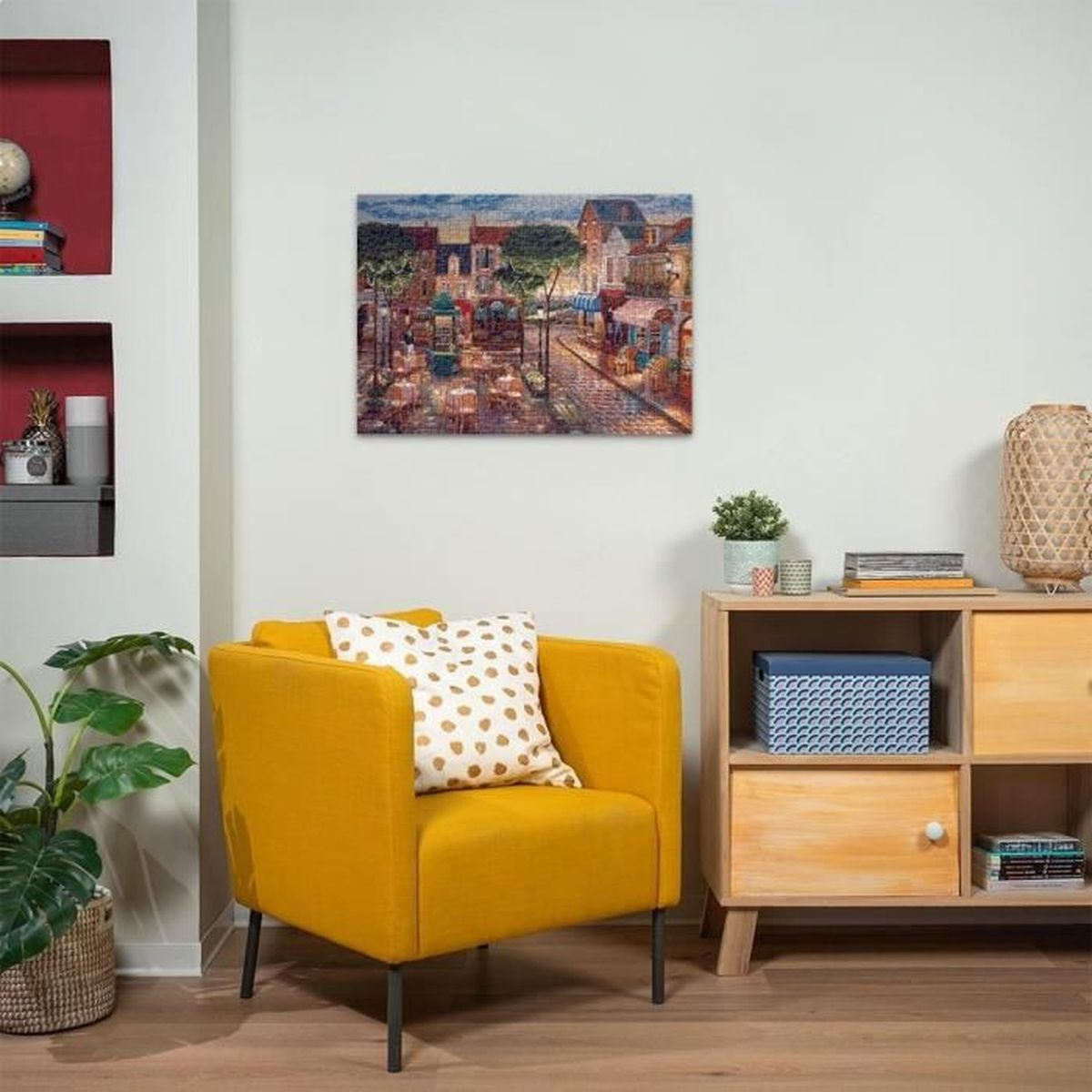 Ein Wohnzimmer mit einem gelben Sessel, einem Gemälde einer europäischen Straße, einem Holzschrank und einer Topfpflanze.