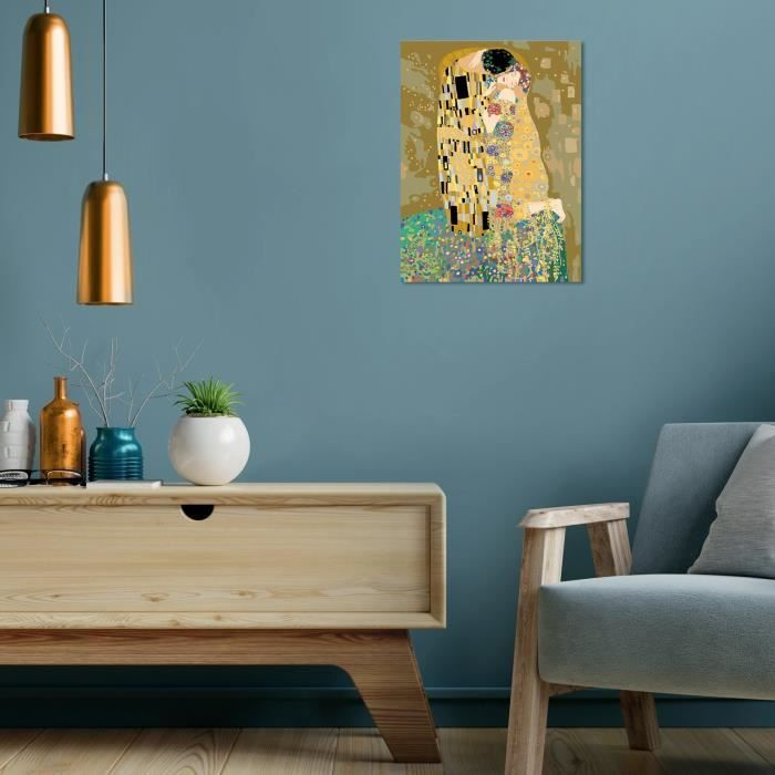 Ein blaues Zimmer mit Holzkommode, gelben Hängelampen, Stuhl und einem Klimt-Gemälde an der Wand.
