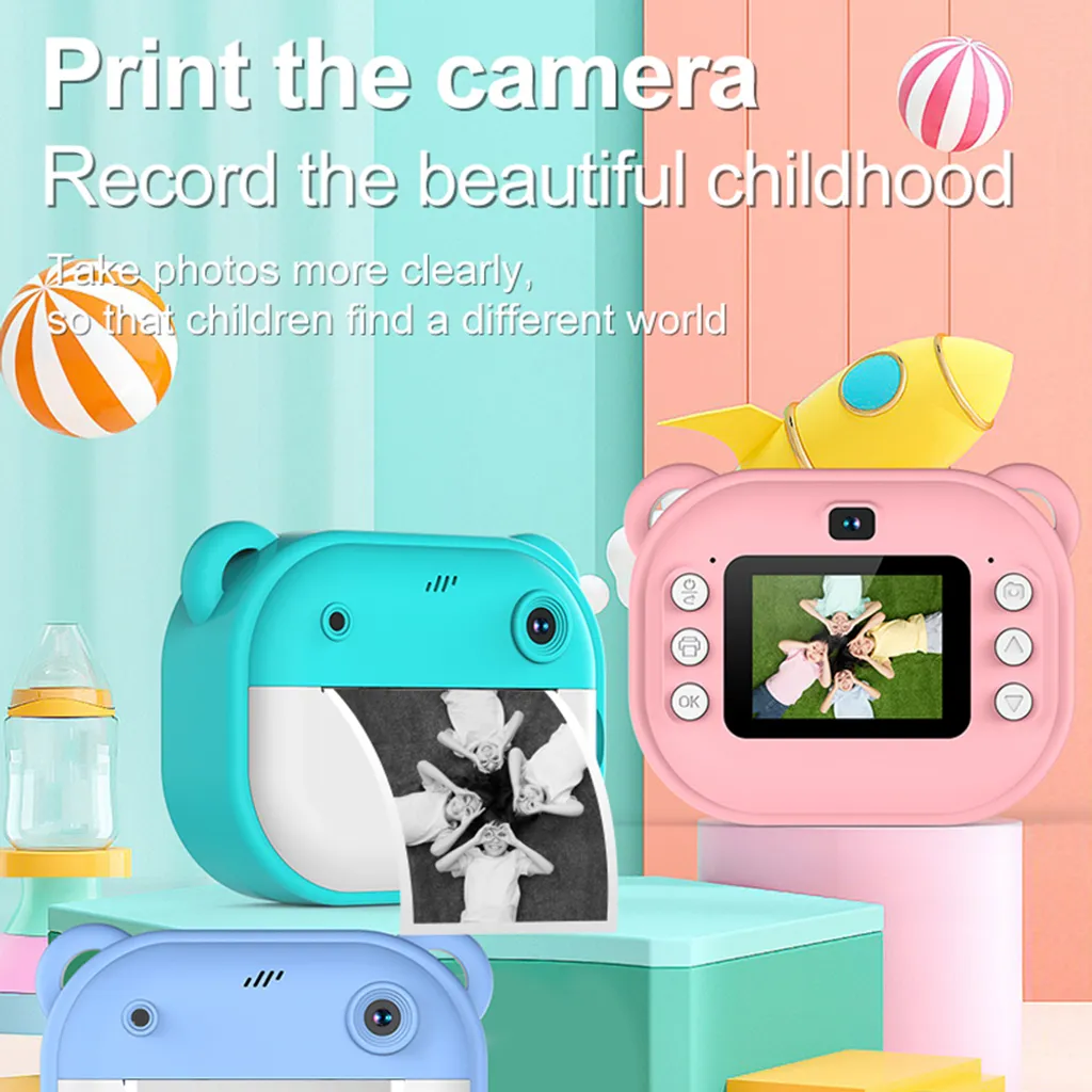 Zwei bärenförmige Kinder-Sofortbildkameras in Blau und Rosa, die Fotos drucken, vor buntem Pastellhintergrund.