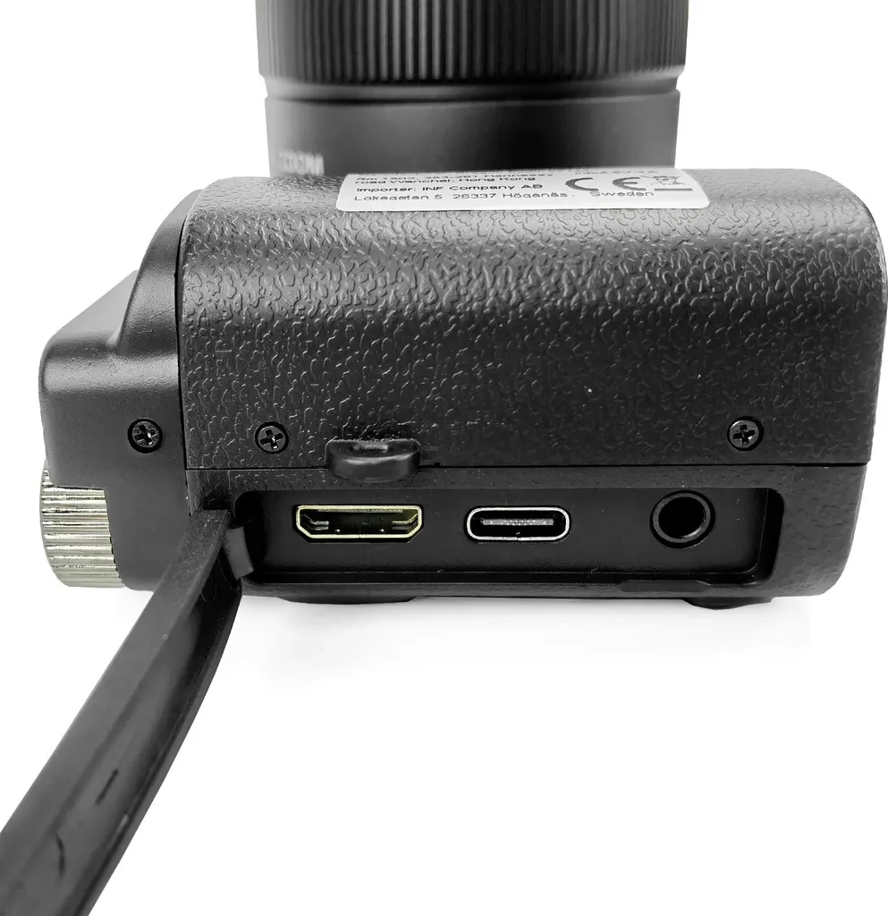 Unterer Teil einer schwarzen Kamera mit offenen Anschlussabdeckungen und sichtbaren HDMI-, USB-C- und Audio-Ports.