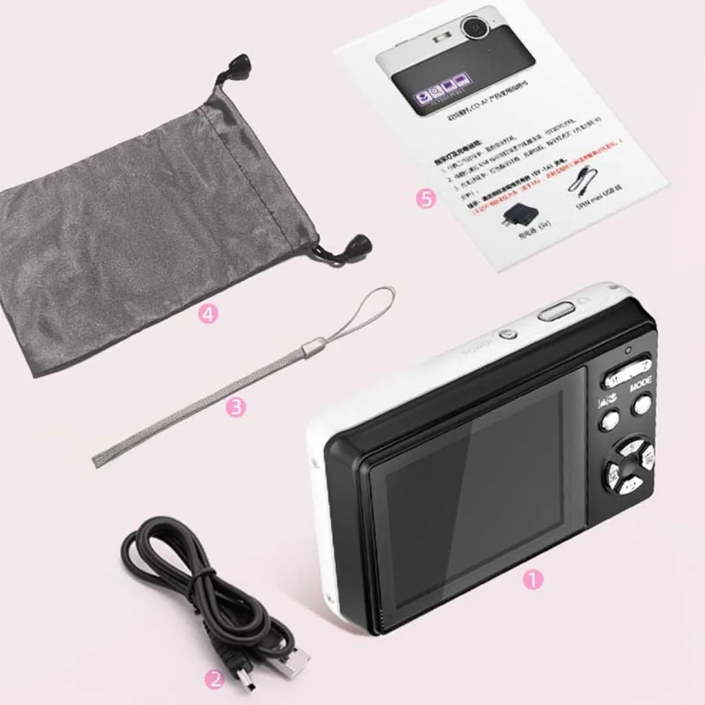 Eine weiße und schwarze Digitalkamera mit nummeriertem Zubehör wie Tasche, Handschlaufe, USB-Kabel und Anleitung.