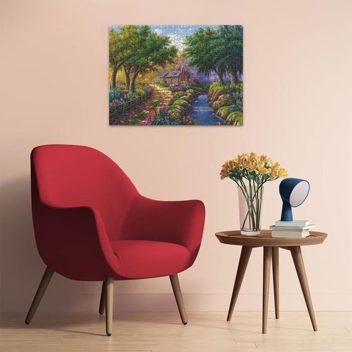 Ein roter Sessel und ein runder Holztisch mit Lampe stehen vor einer Wand mit einem Landschaftsgemälde.