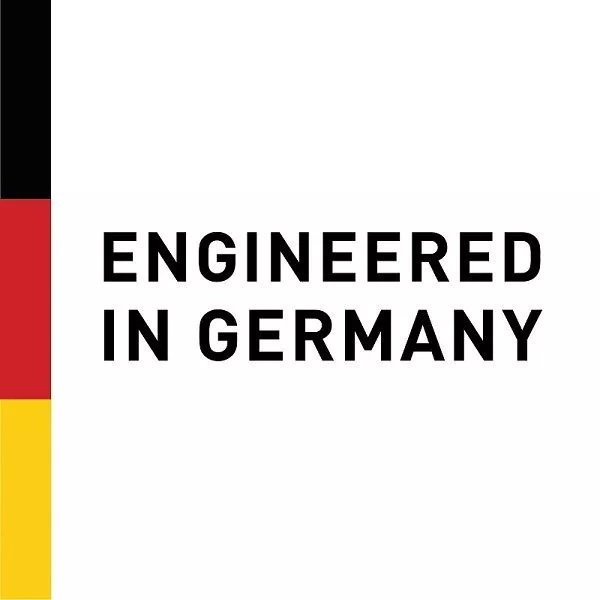 Deutscher Flaggenstreifen links und schwarzer Text ENGINEERED IN GERMANY auf weißem Hintergrund.