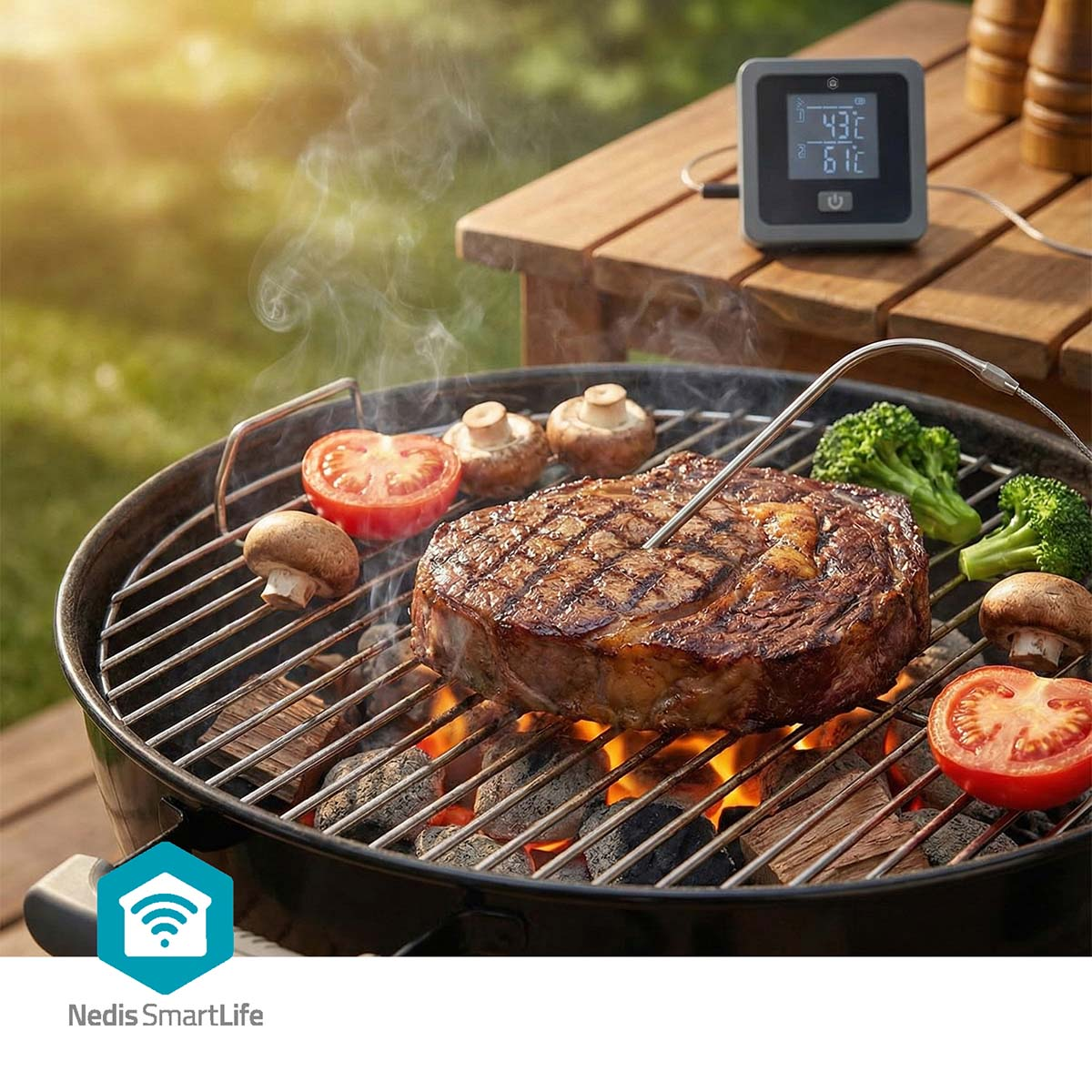 Ein Steak, Pilze, Tomaten und Brokkoli grillen auf einem Holzkohlegrill mit Digitalthermometer.