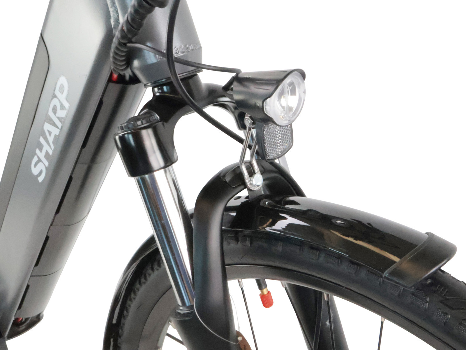 Nahaufnahme der Vorderradgabel, des Lenkers und des Scheinwerfers eines grauen Sharp E-Bikes.